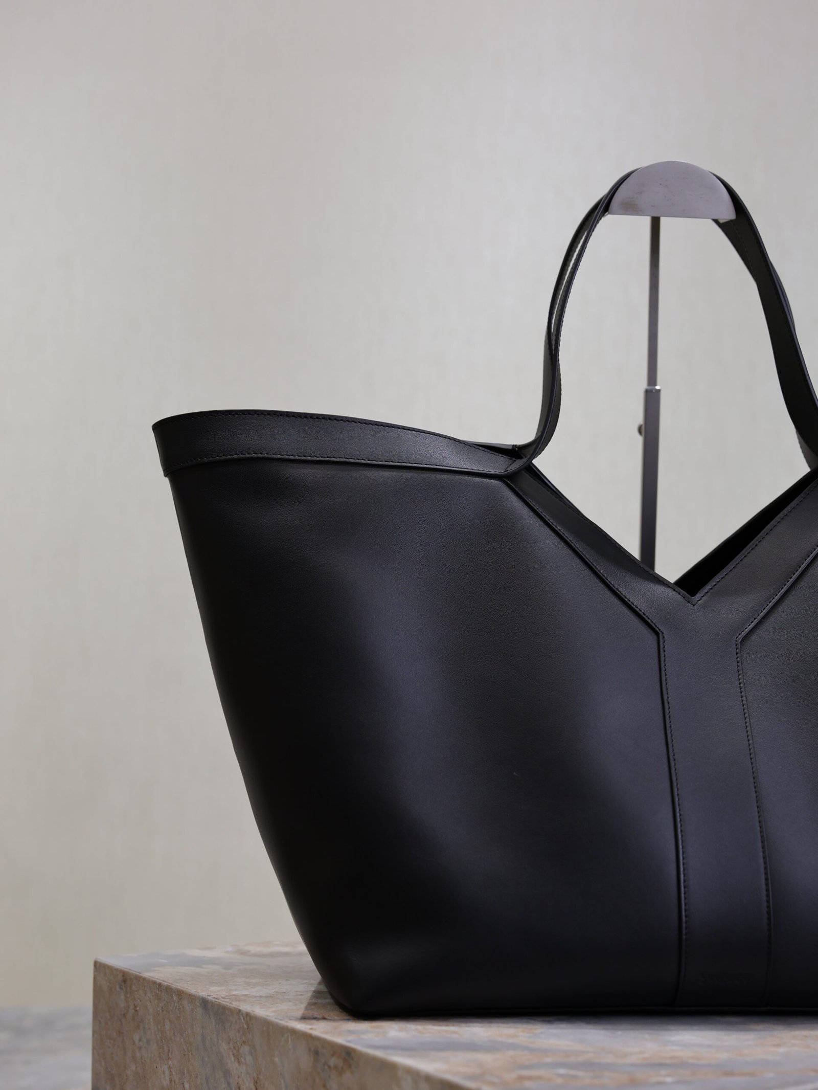 {Style No: 3FTR817G} YSL 25S Y TOTE 50 IN BLACK CALFSKIN GOLD HARDWRE - Image 3