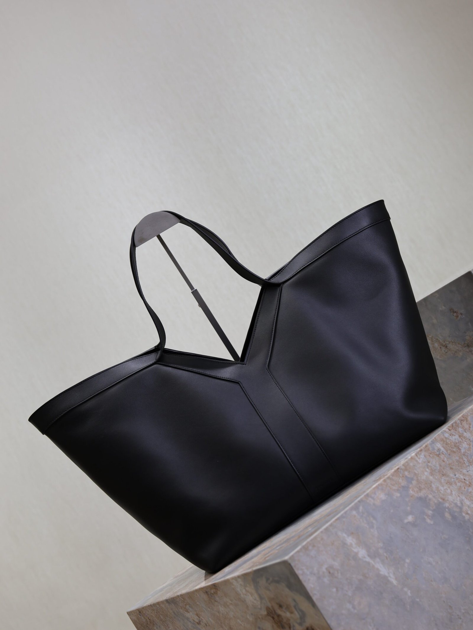 {Style No: 3FTR817G} YSL 25S Y TOTE 50 IN BLACK CALFSKIN GOLD HARDWRE - Image 7
