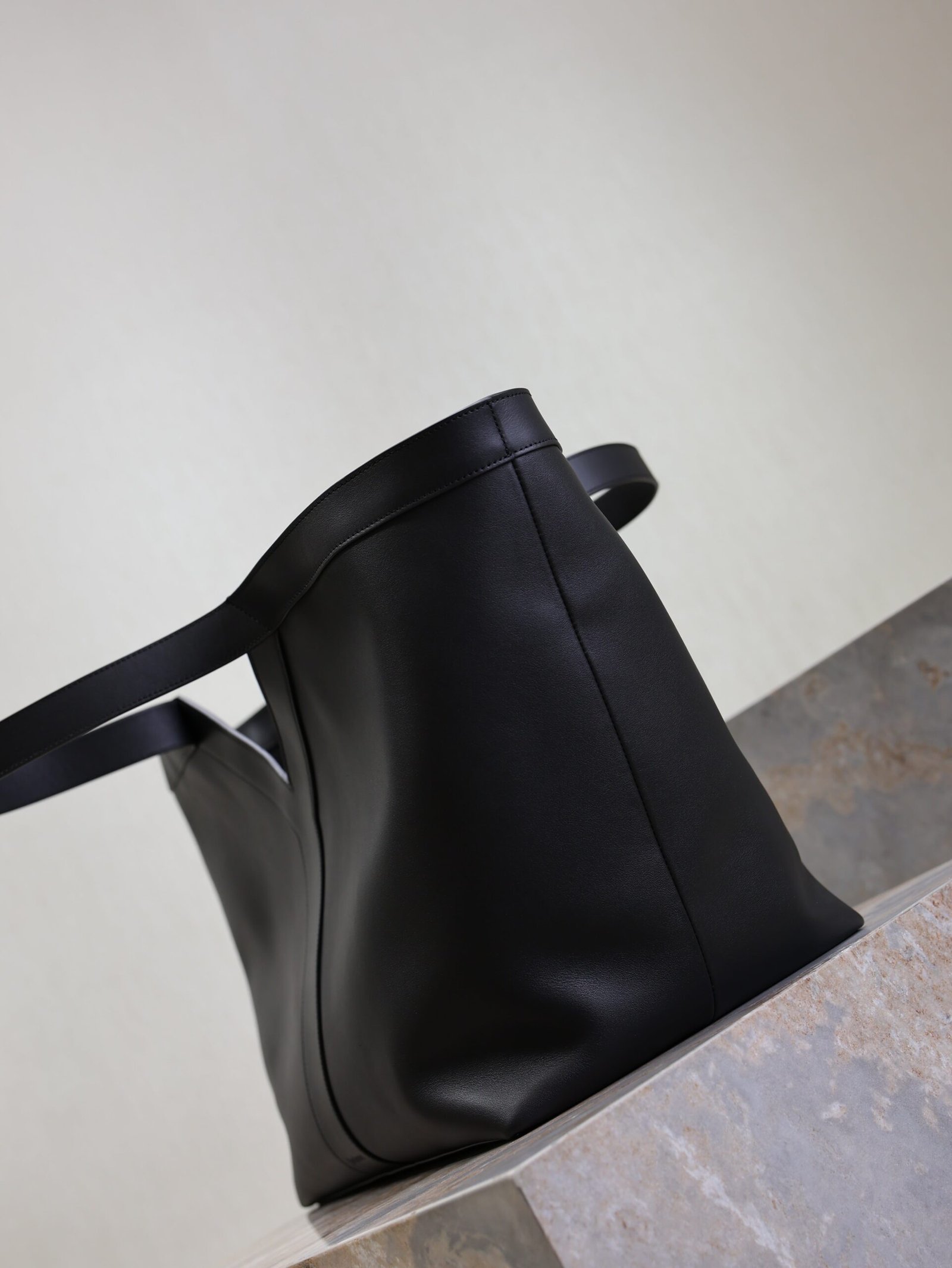 {Style No: 3FTR817G} YSL 25S Y TOTE 50 IN BLACK CALFSKIN GOLD HARDWRE - Image 6