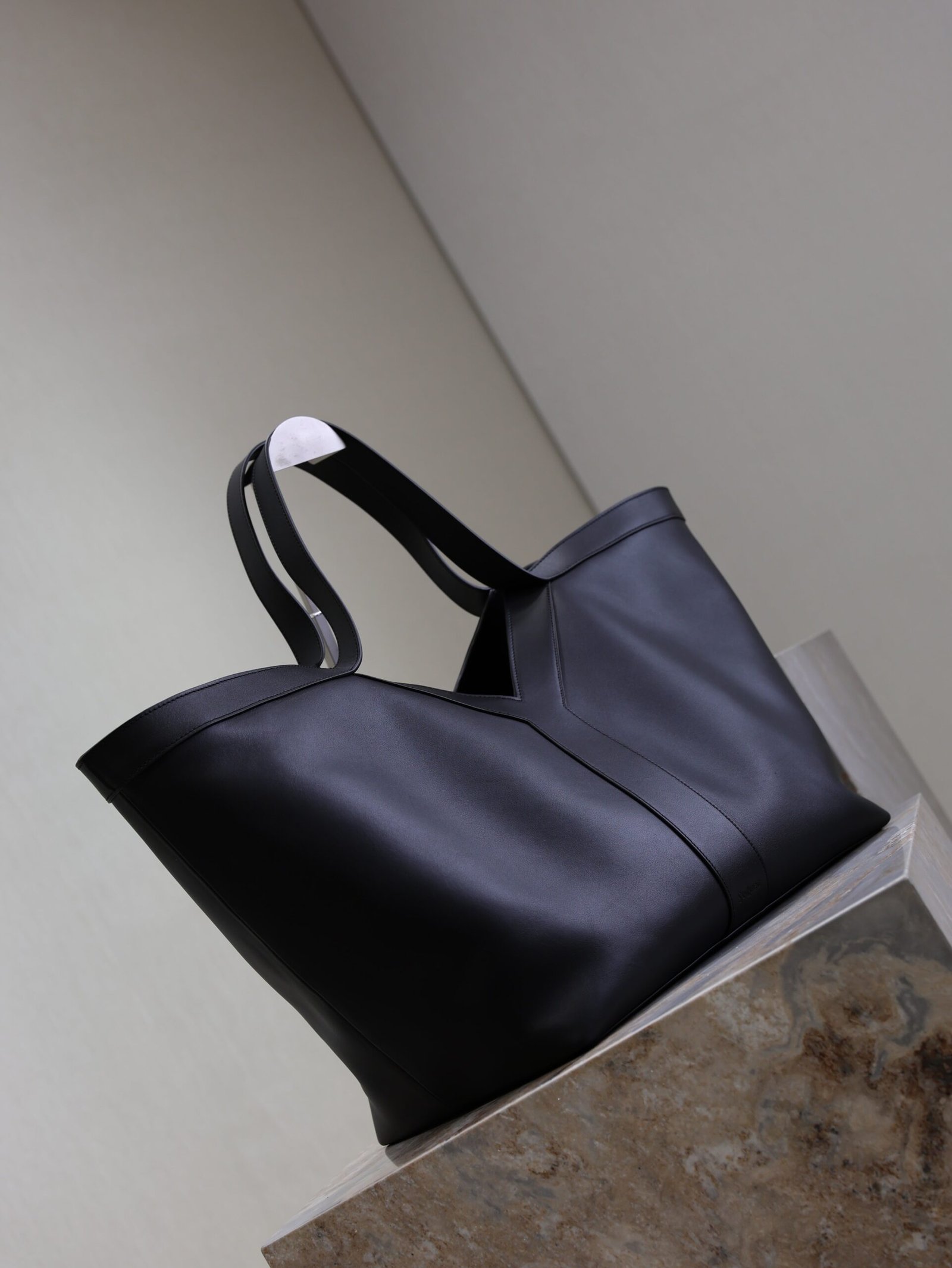 {Style No: 3FTR817G} YSL 25S Y TOTE 50 IN BLACK CALFSKIN GOLD HARDWRE - Image 8