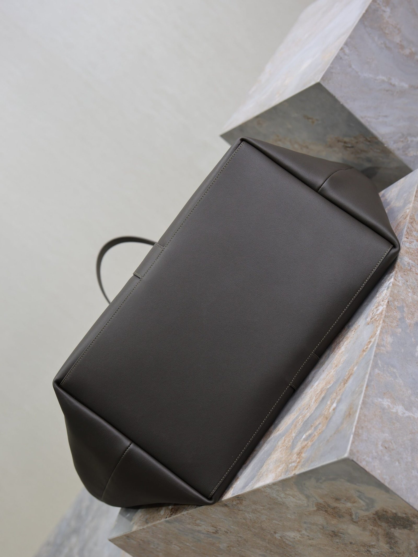 {Style No: OJLHL5GV} YSL 25S Y MAXI TOTE 50 IN MUTED CHARCOAL CALFSKIN GOLD HARDWRE - Image 9