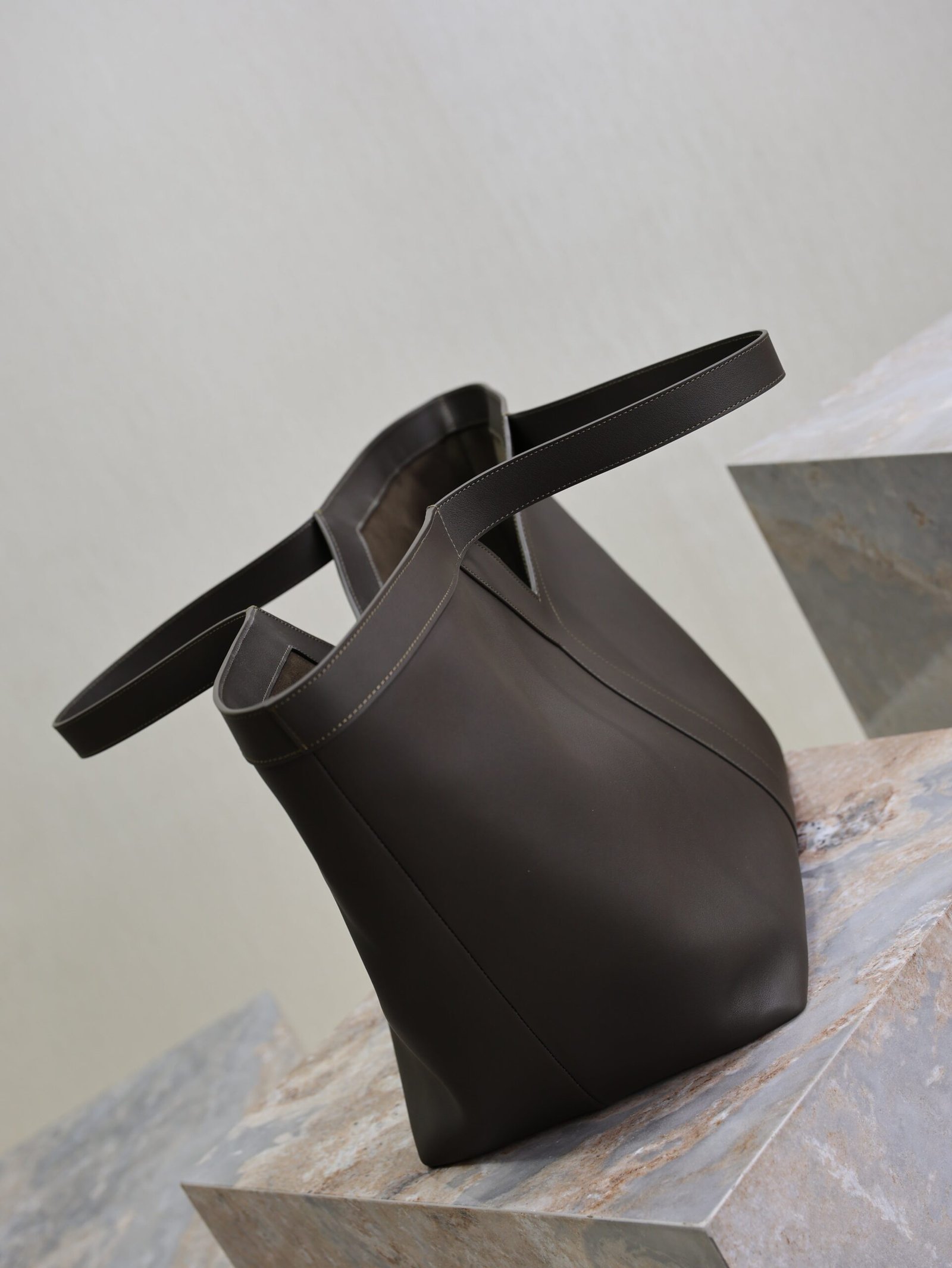 {Style No: UASDZTXH} YSL 25S Y MAXI TOTE 50 IN MUTED CHARCOAL CALFSKIN GOLD HARDWARE - Image 4