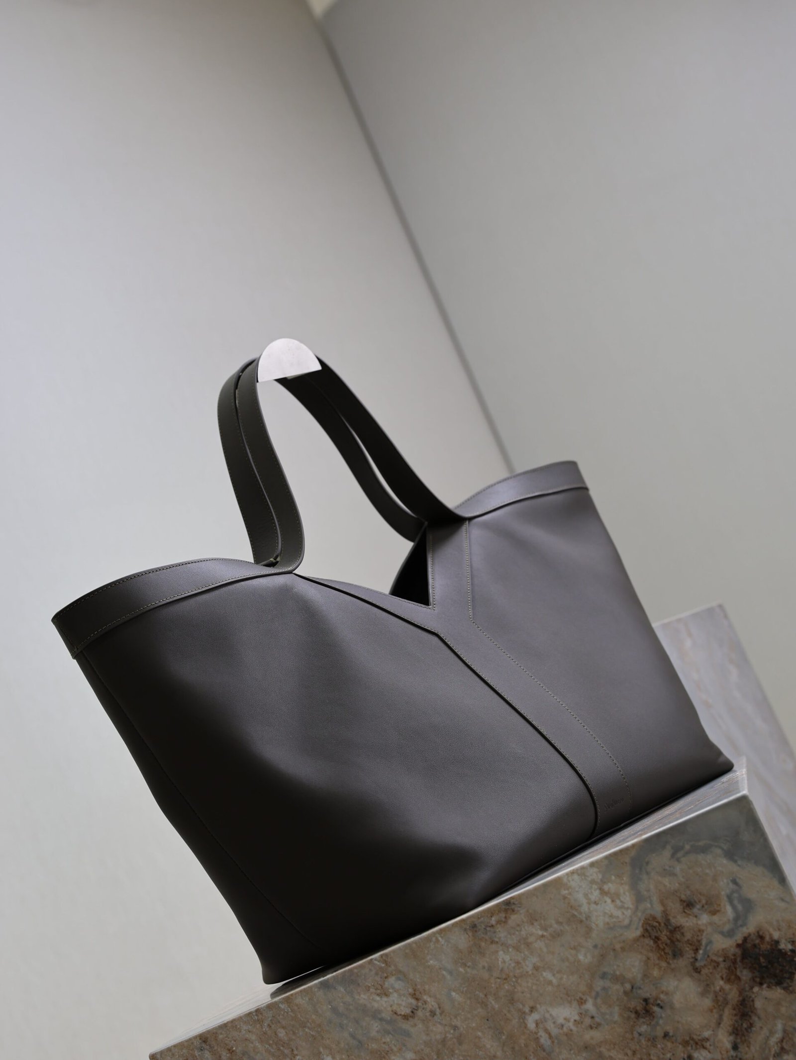 {Style No: UASDZTXH} YSL 25S Y MAXI TOTE 50 IN MUTED CHARCOAL CALFSKIN GOLD HARDWARE - Image 8
