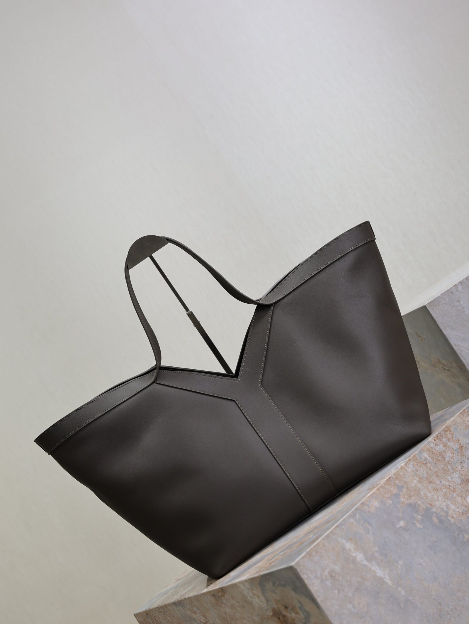 {Style No: OJLHL5GV} YSL 25S Y MAXI TOTE 50 IN MUTED CHARCOAL CALFSKIN GOLD HARDWRE - Image 7