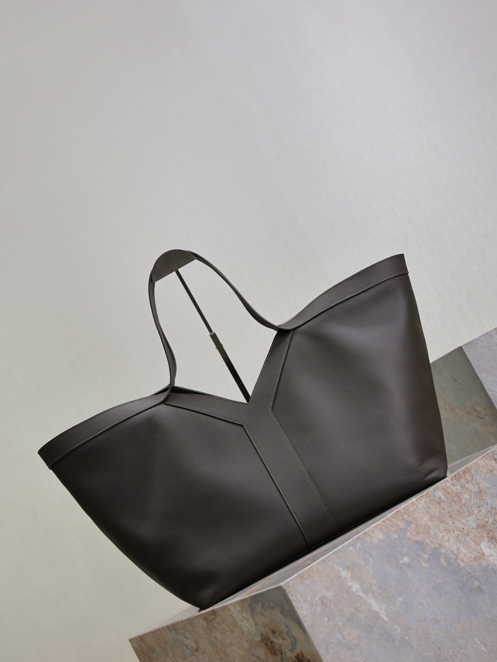 {Style No: OJLHL5GV} YSL 25S Y MAXI TOTE 50 IN MUTED CHARCOAL CALFSKIN GOLD HARDWRE - Image 2