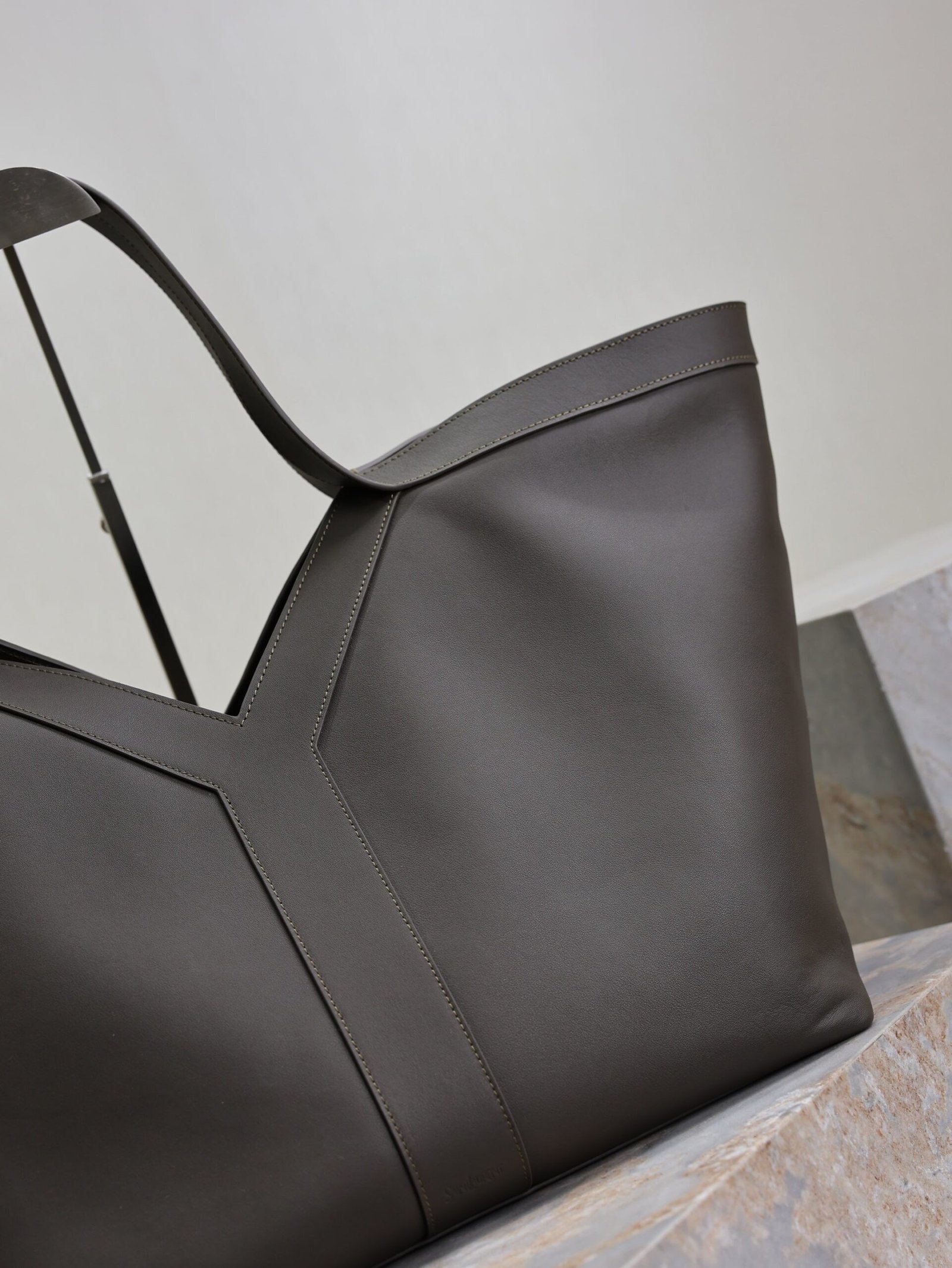 {Style No: UASDZTXH} YSL 25S Y MAXI TOTE 50 IN MUTED CHARCOAL CALFSKIN GOLD HARDWARE - Image 3
