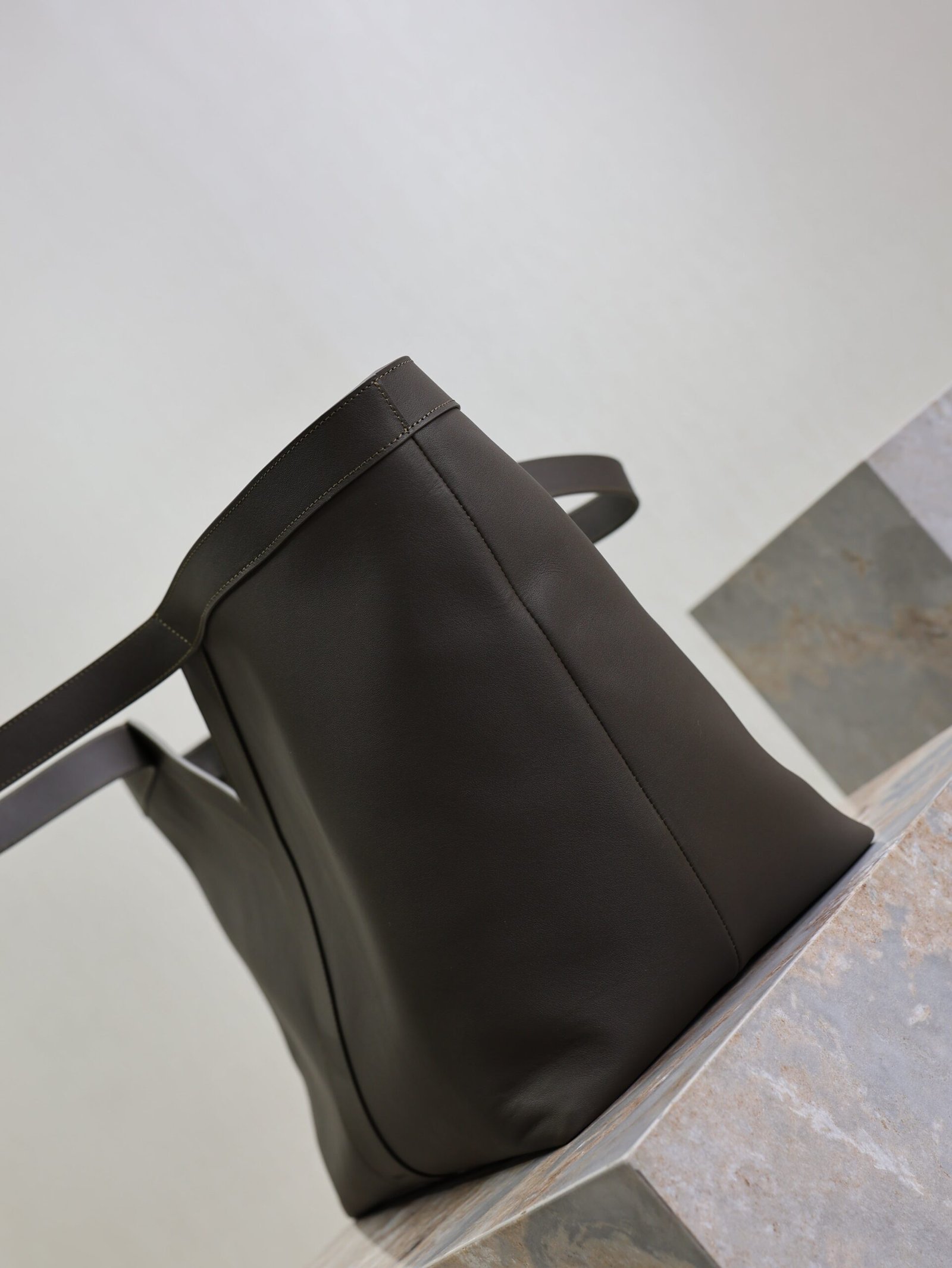 {Style No: OJLHL5GV} YSL 25S Y MAXI TOTE 50 IN MUTED CHARCOAL CALFSKIN GOLD HARDWRE - Image 6