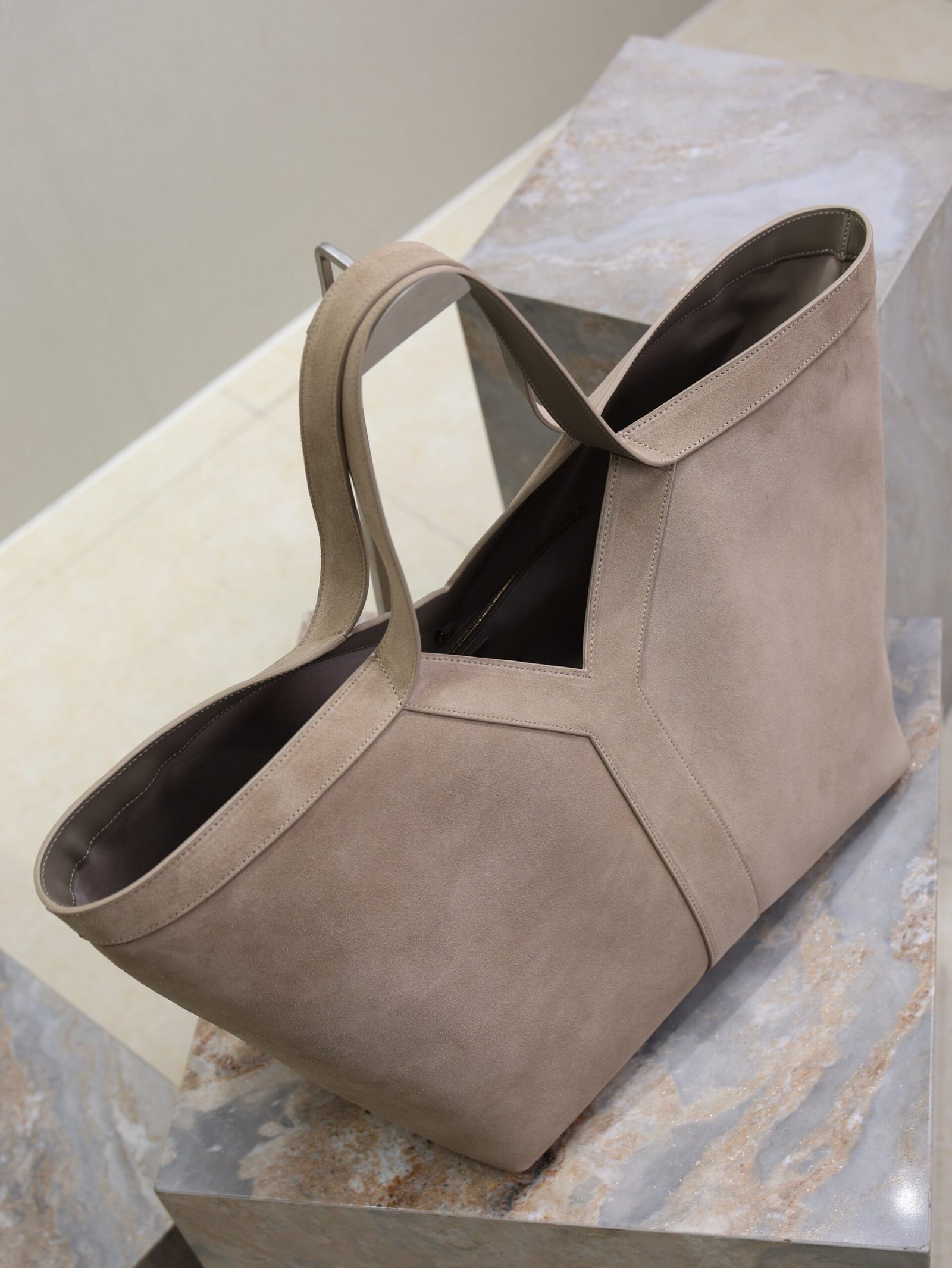 {Style No: 163JZL9A} YSL 25S Y MAXI TOTE 50 IN DRY GRAIN SUEDE GOLD HARDWARE - Image 4