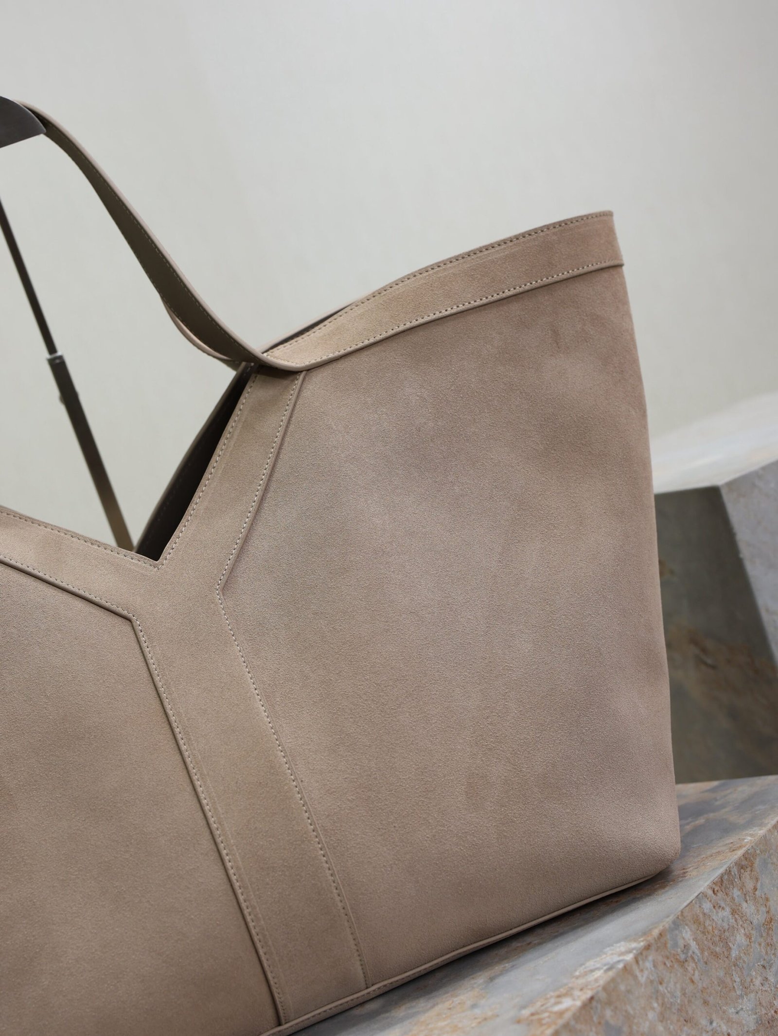 {Style No: 163JZL9A} YSL 25S Y MAXI TOTE 50 IN DRY GRAIN SUEDE GOLD HARDWARE - Image 3