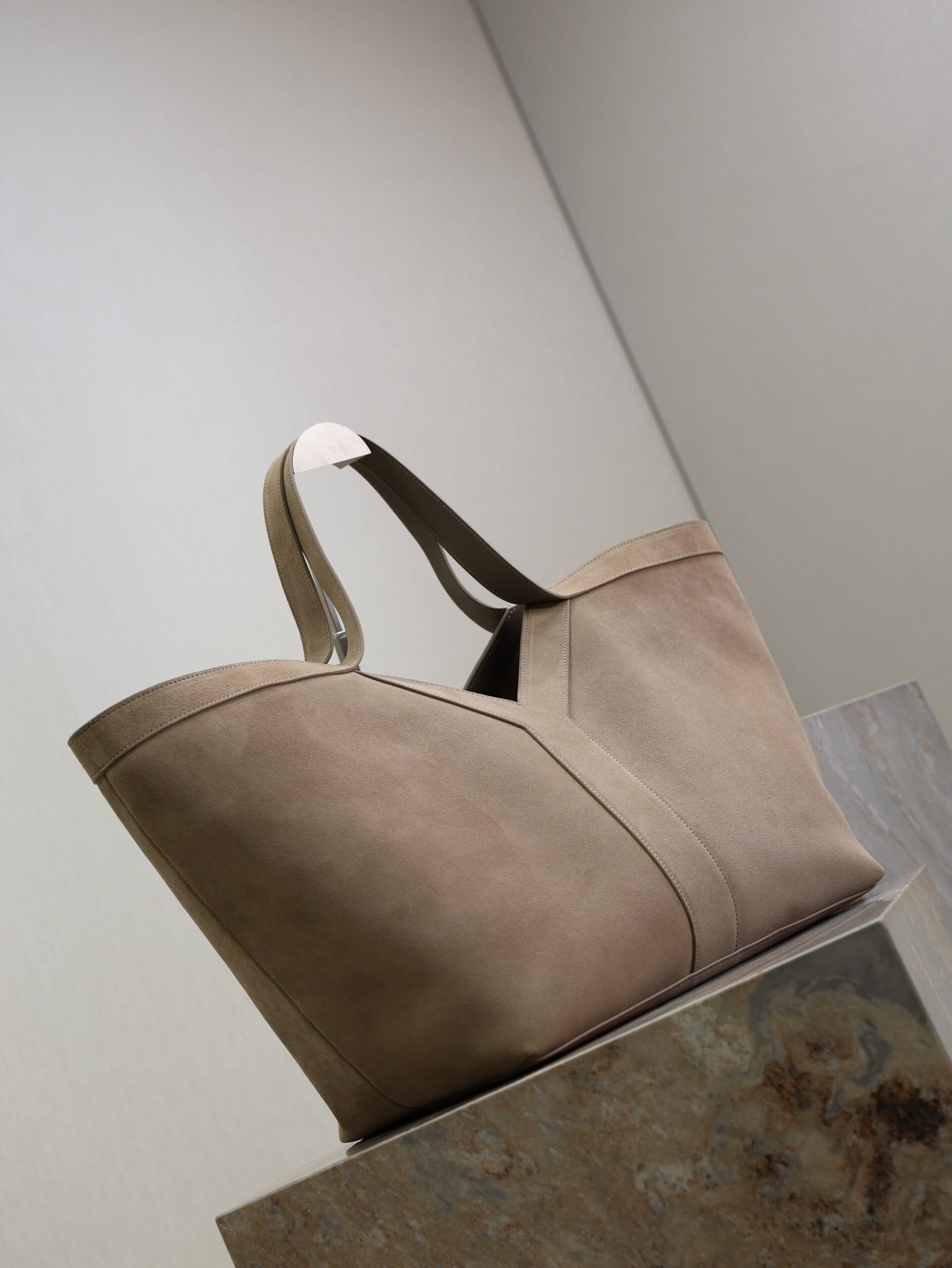 {Style No: 163JZL9A} YSL 25S Y MAXI TOTE 50 IN DRY GRAIN SUEDE GOLD HARDWARE - Image 6