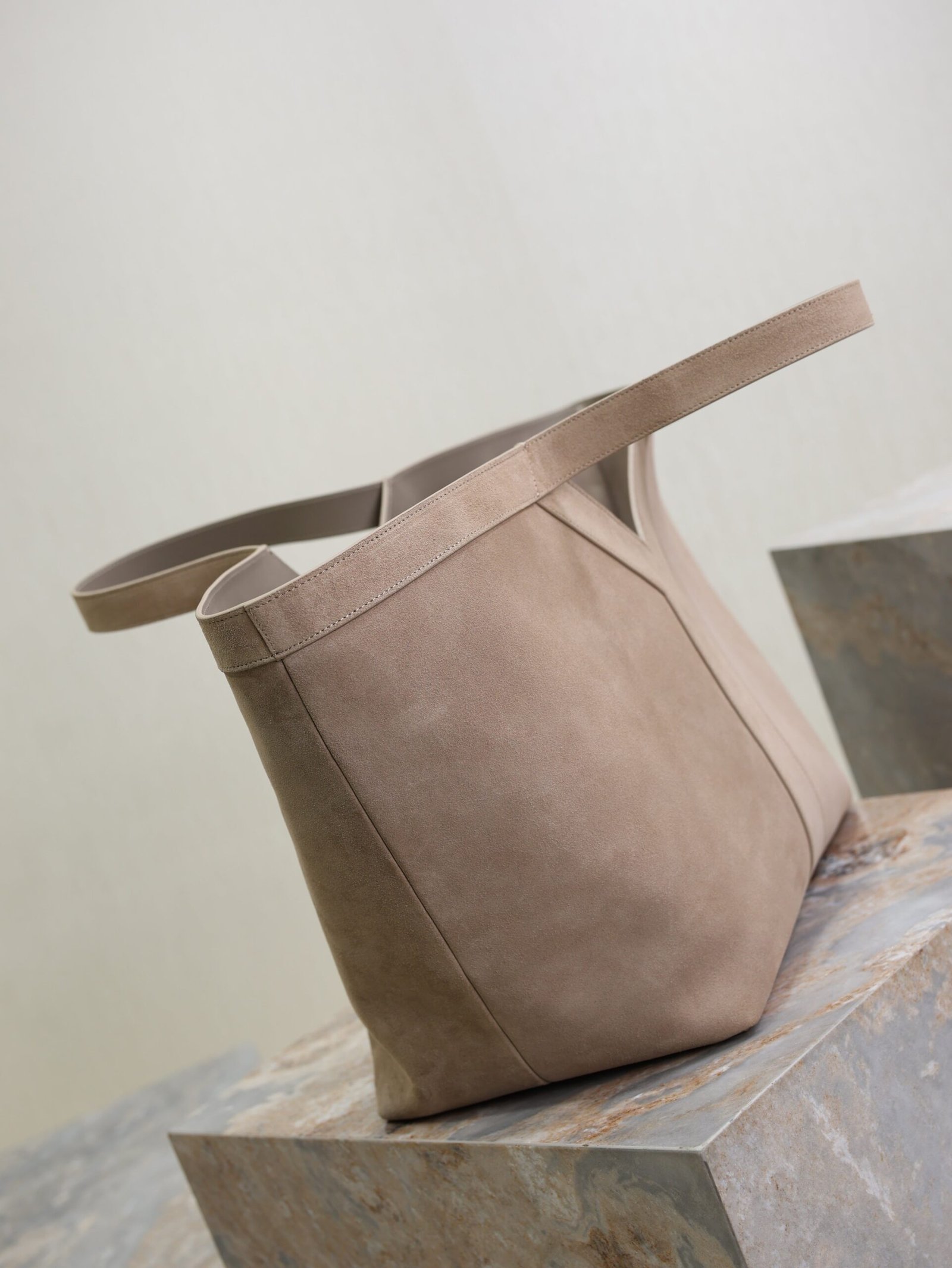 {Style No: 163JZL9A} YSL 25S Y MAXI TOTE 50 IN DRY GRAIN SUEDE GOLD HARDWARE - Image 7