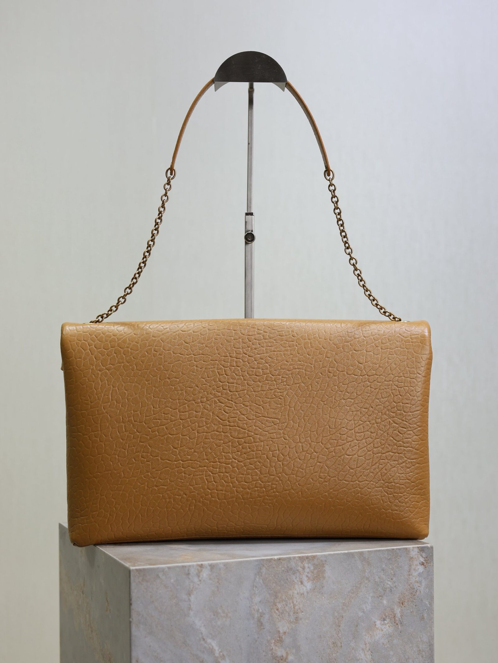 {Style No: 52GJB1YJ} YSL 25S CASSANDRE ENVELOPE MESSENGER 35 IN GOLDEN BROWN LAMBSKIN GOLD HARDWARE - Image 2