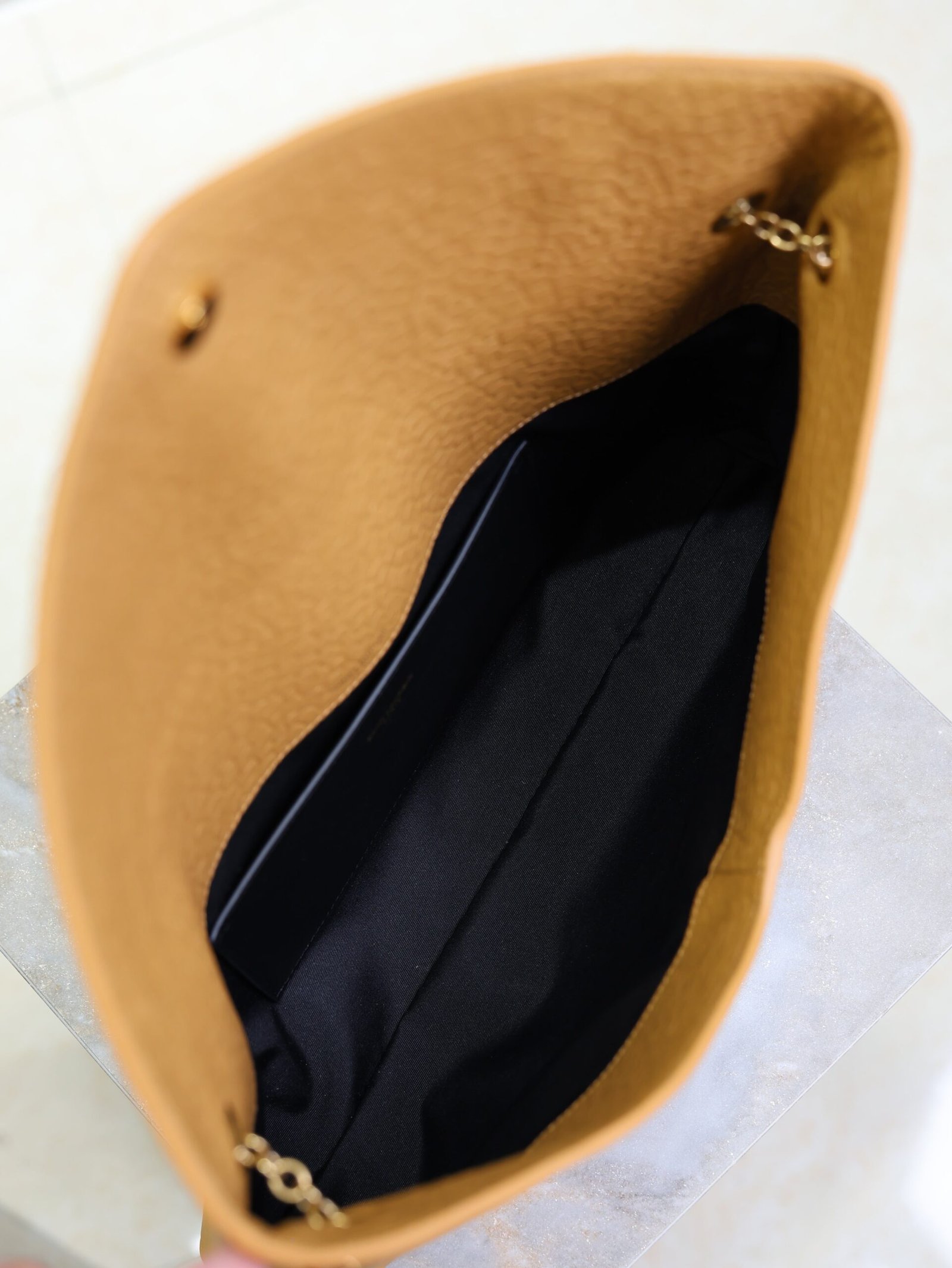 {Style No: 52GJB1YJ} YSL 25S CASSANDRE ENVELOPE MESSENGER 35 IN GOLDEN BROWN LAMBSKIN GOLD HARDWARE - Image 4