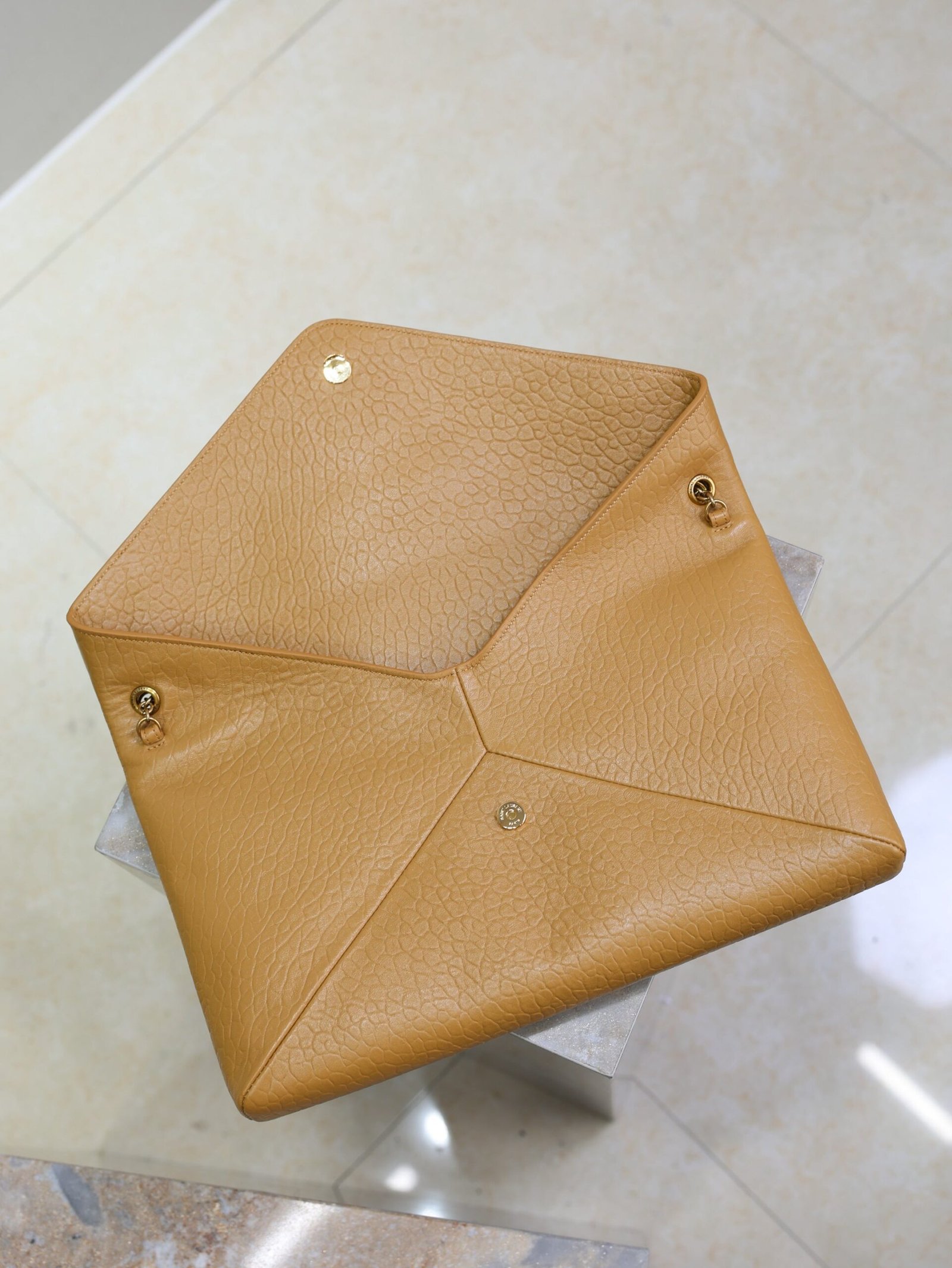 {Style No: 52GJB1YJ} YSL 25S CASSANDRE ENVELOPE MESSENGER 35 IN GOLDEN BROWN LAMBSKIN GOLD HARDWARE - Image 5