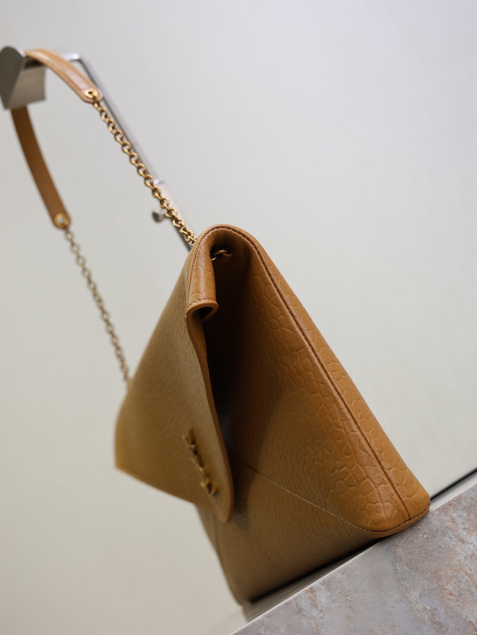 {Style No: 52GJB1YJ} YSL 25S CASSANDRE ENVELOPE MESSENGER 35 IN GOLDEN BROWN LAMBSKIN GOLD HARDWARE - Image 8