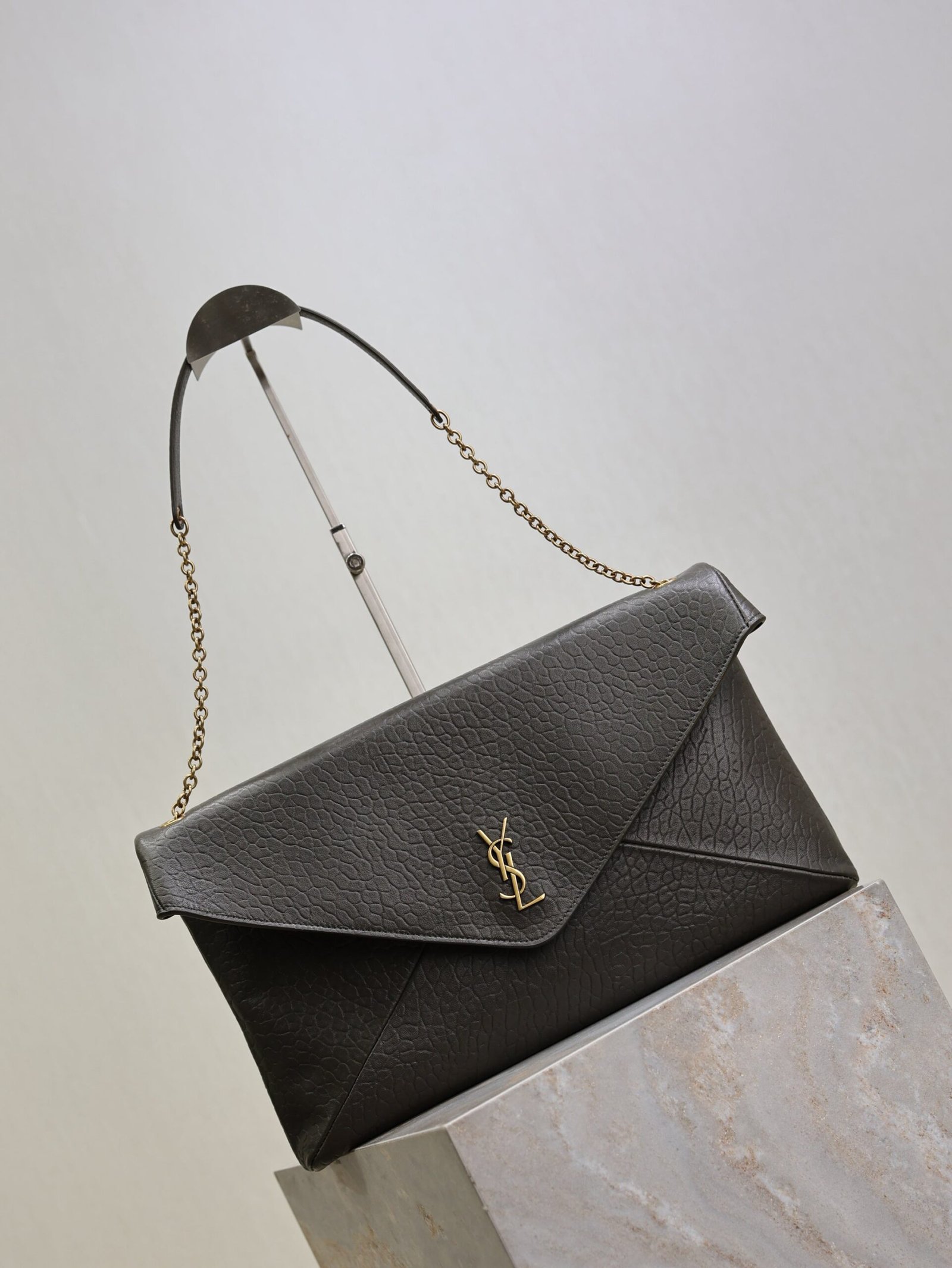 {Style No: PHG9DZK4} YSL 25S CASSANDRE ENVELOPE MESSENGER 35 IN LIGHT MUSK LAMBSKIN GOLD HARDWRE - Image 5
