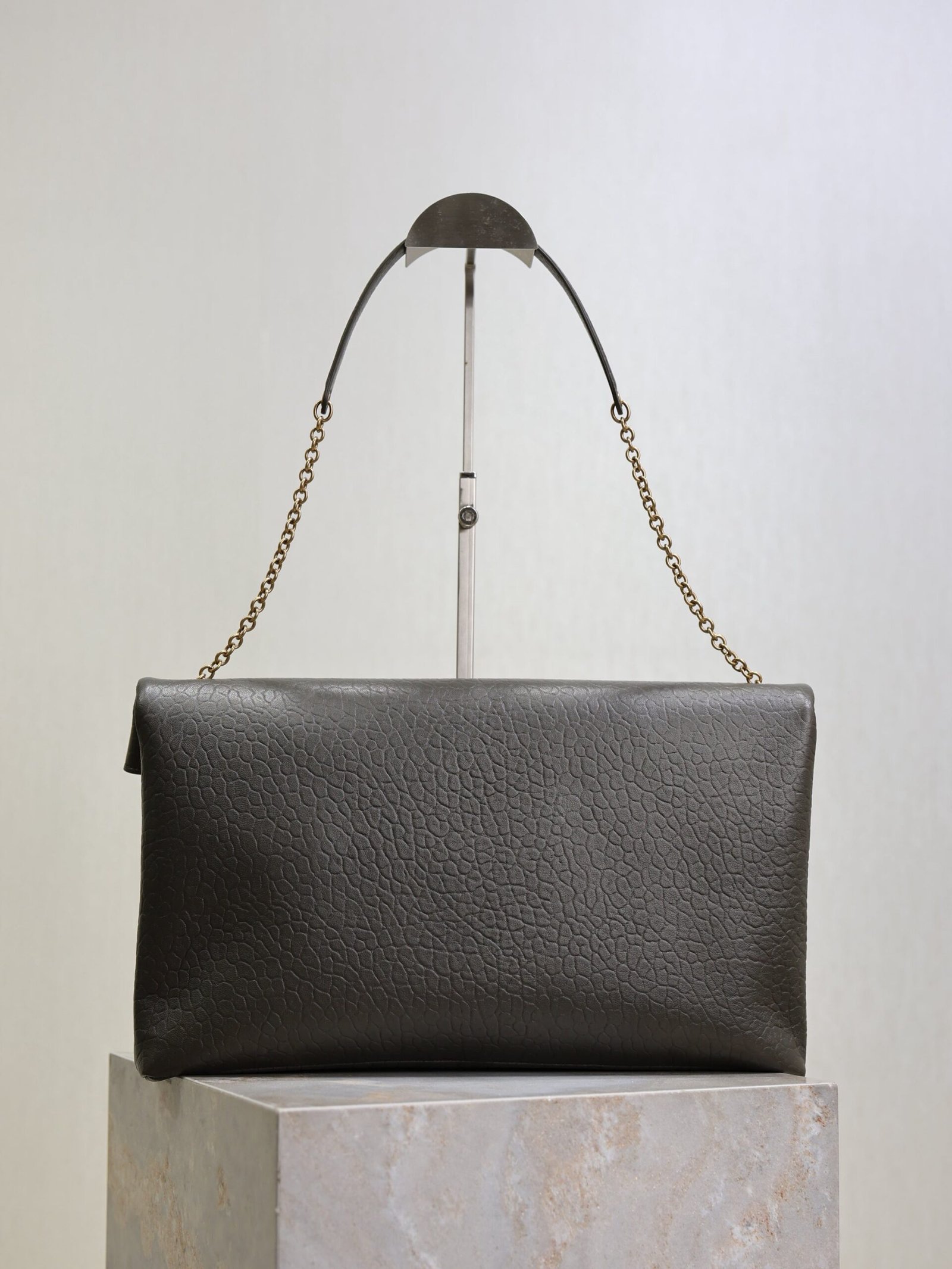 {Style No: PHG9DZK4} YSL 25S CASSANDRE ENVELOPE MESSENGER 35 IN LIGHT MUSK LAMBSKIN GOLD HARDWRE - Image 2