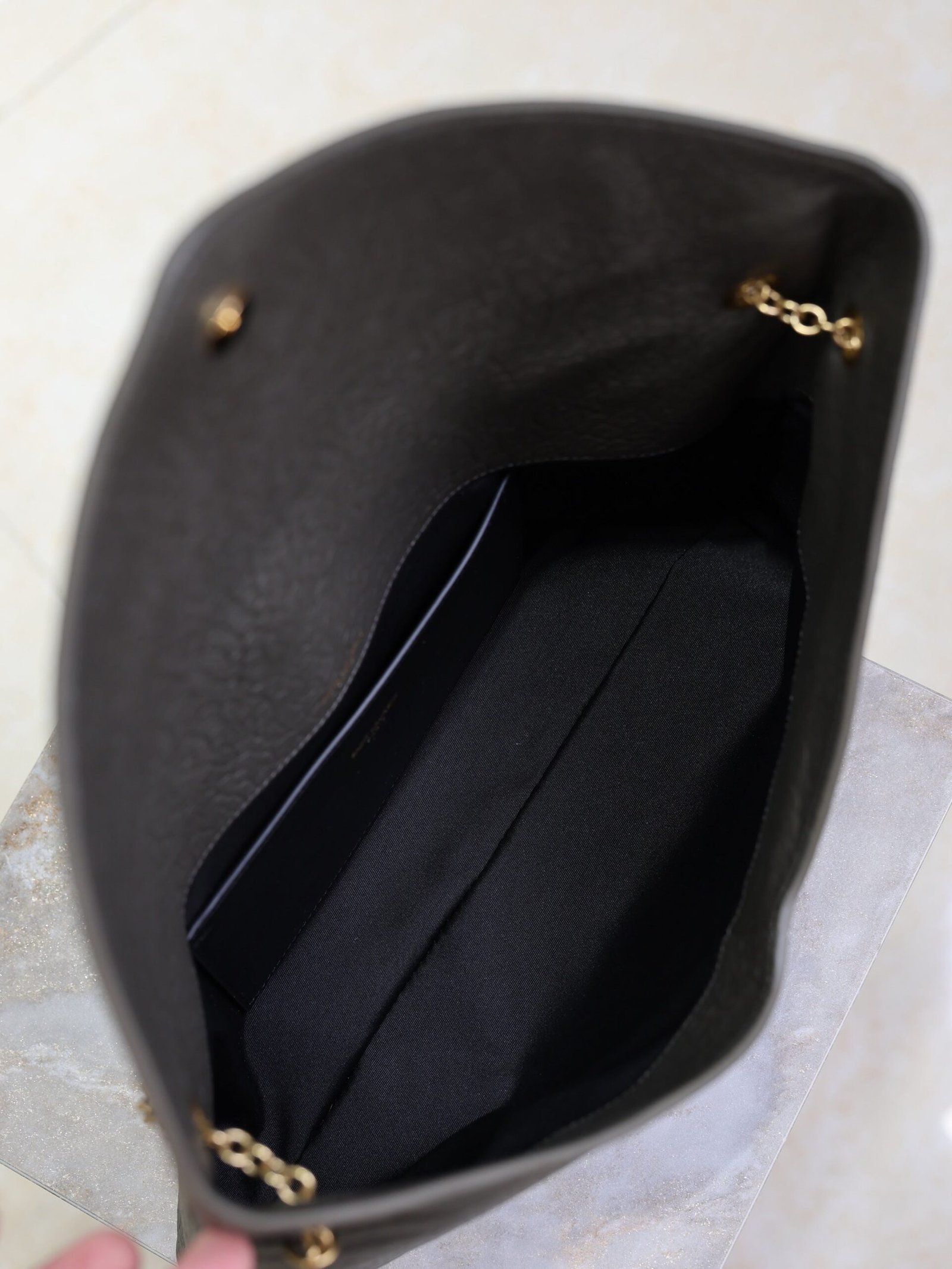 {Style No: PHG9DZK4} YSL 25S CASSANDRE ENVELOPE MESSENGER 35 IN LIGHT MUSK LAMBSKIN GOLD HARDWRE - Image 4