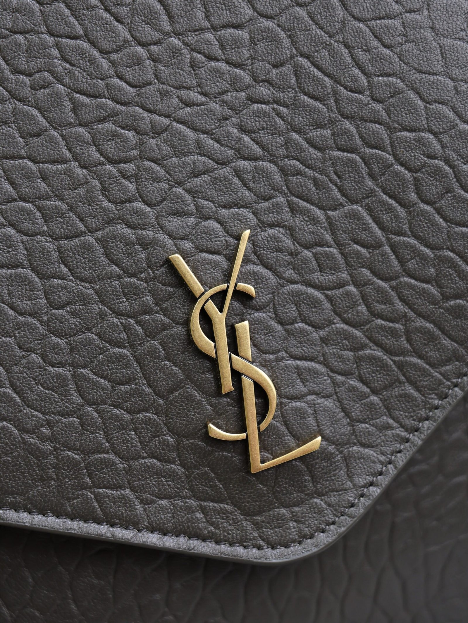 {Style No: PHG9DZK4} YSL 25S CASSANDRE ENVELOPE MESSENGER 35 IN LIGHT MUSK LAMBSKIN GOLD HARDWRE - Image 3