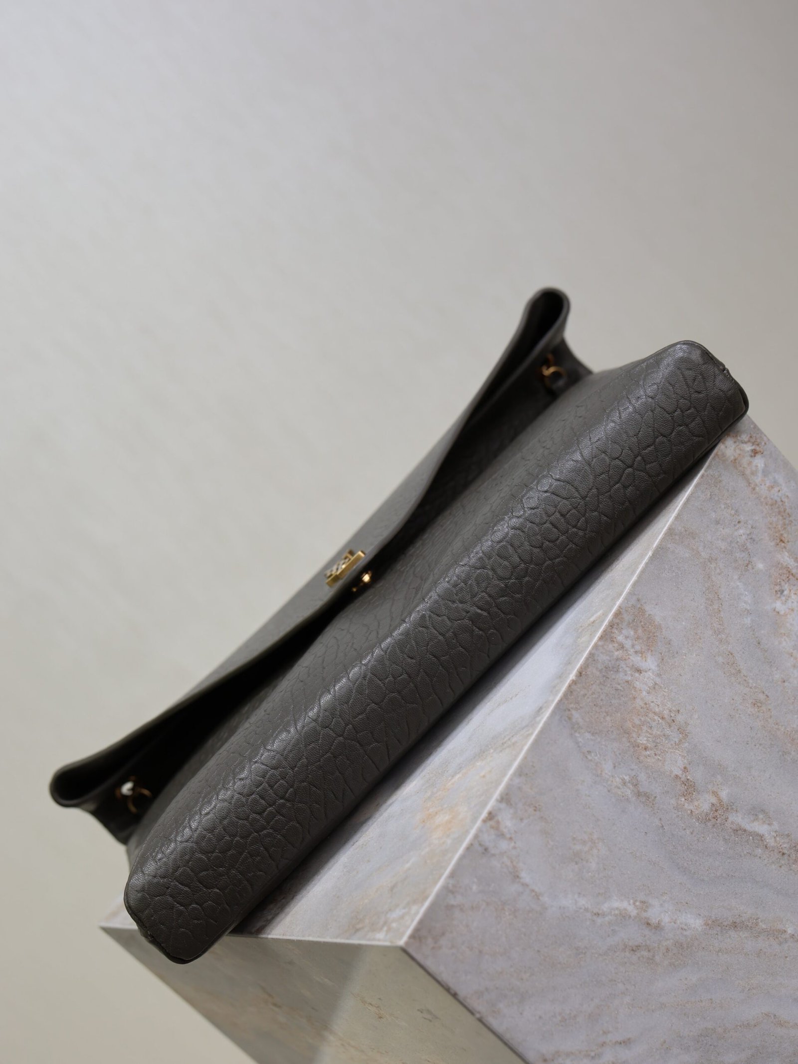 {Style No: PHG9DZK4} YSL 25S CASSANDRE ENVELOPE MESSENGER 35 IN LIGHT MUSK LAMBSKIN GOLD HARDWRE - Image 8