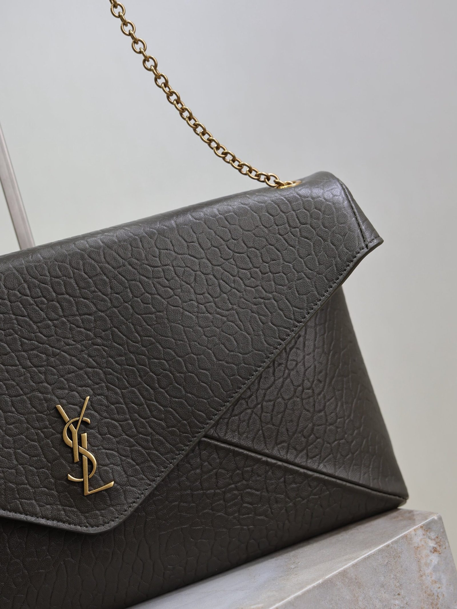 {Style No: PHG9DZK4} YSL 25S CASSANDRE ENVELOPE MESSENGER 35 IN LIGHT MUSK LAMBSKIN GOLD HARDWRE - Image 7
