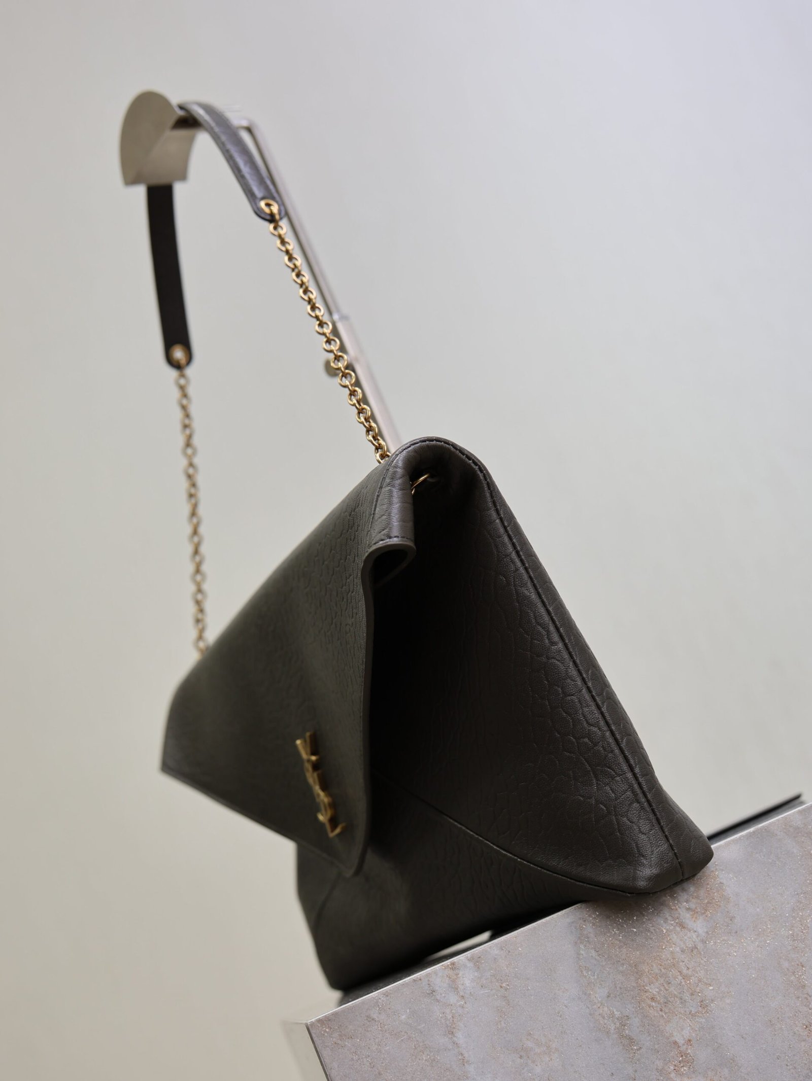 {Style No: PHG9DZK4} YSL 25S CASSANDRE ENVELOPE MESSENGER 35 IN LIGHT MUSK LAMBSKIN GOLD HARDWRE - Image 6