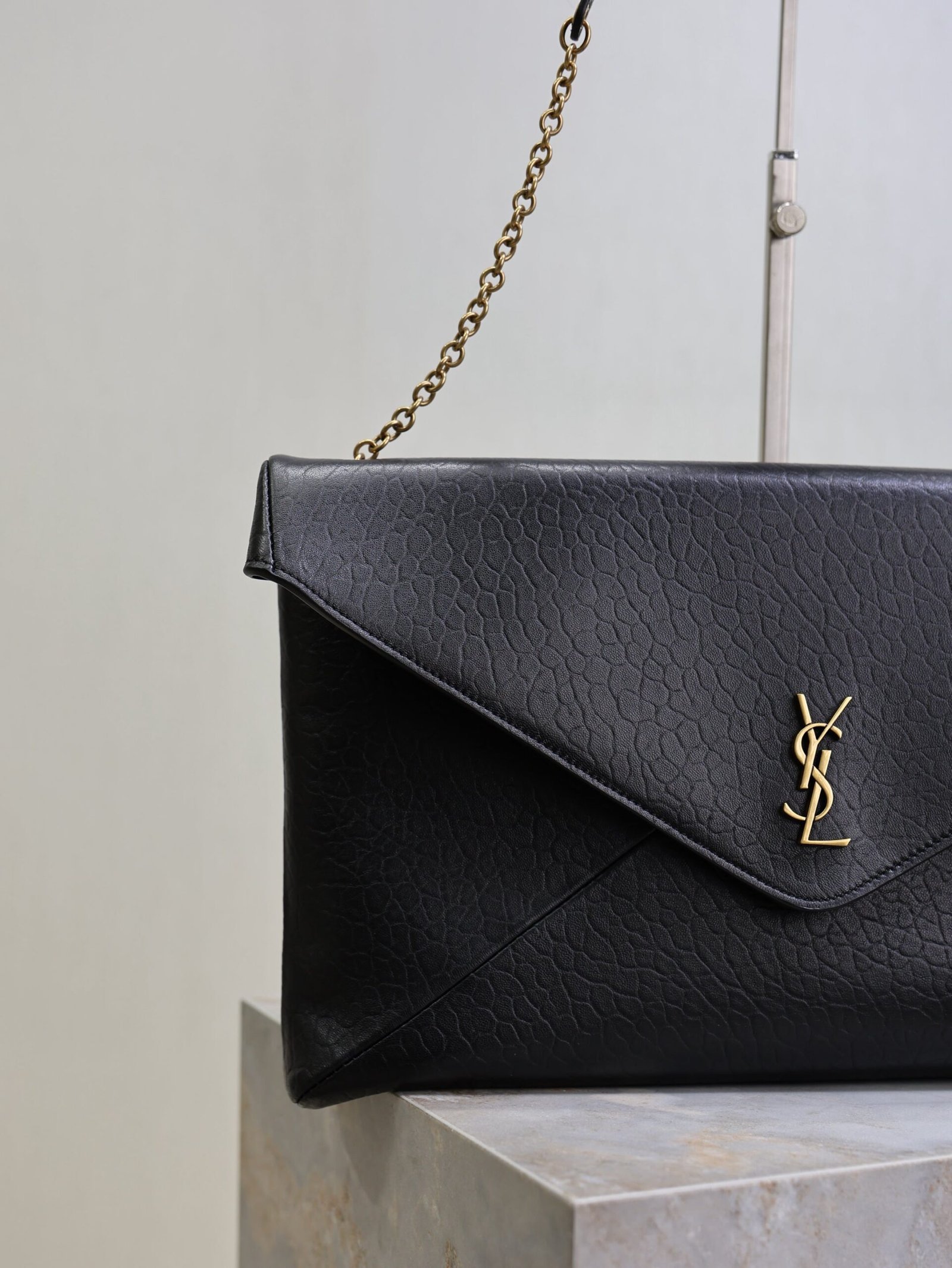 {Style No: 9ICOS8PC} YSL 25S CASSANDRE ENVELOPE MESSENGER 35 IN BLACK LAMBSKIN GOLD HARDWRE - Image 8