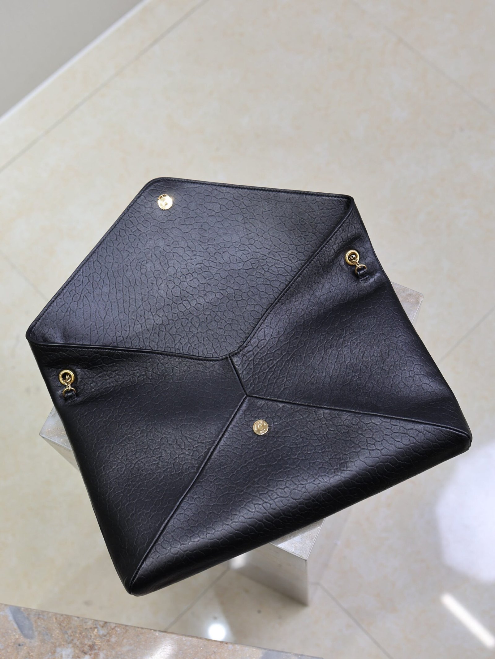 {Style No: 9ICOS8PC} YSL 25S CASSANDRE ENVELOPE MESSENGER 35 IN BLACK LAMBSKIN GOLD HARDWRE - Image 4