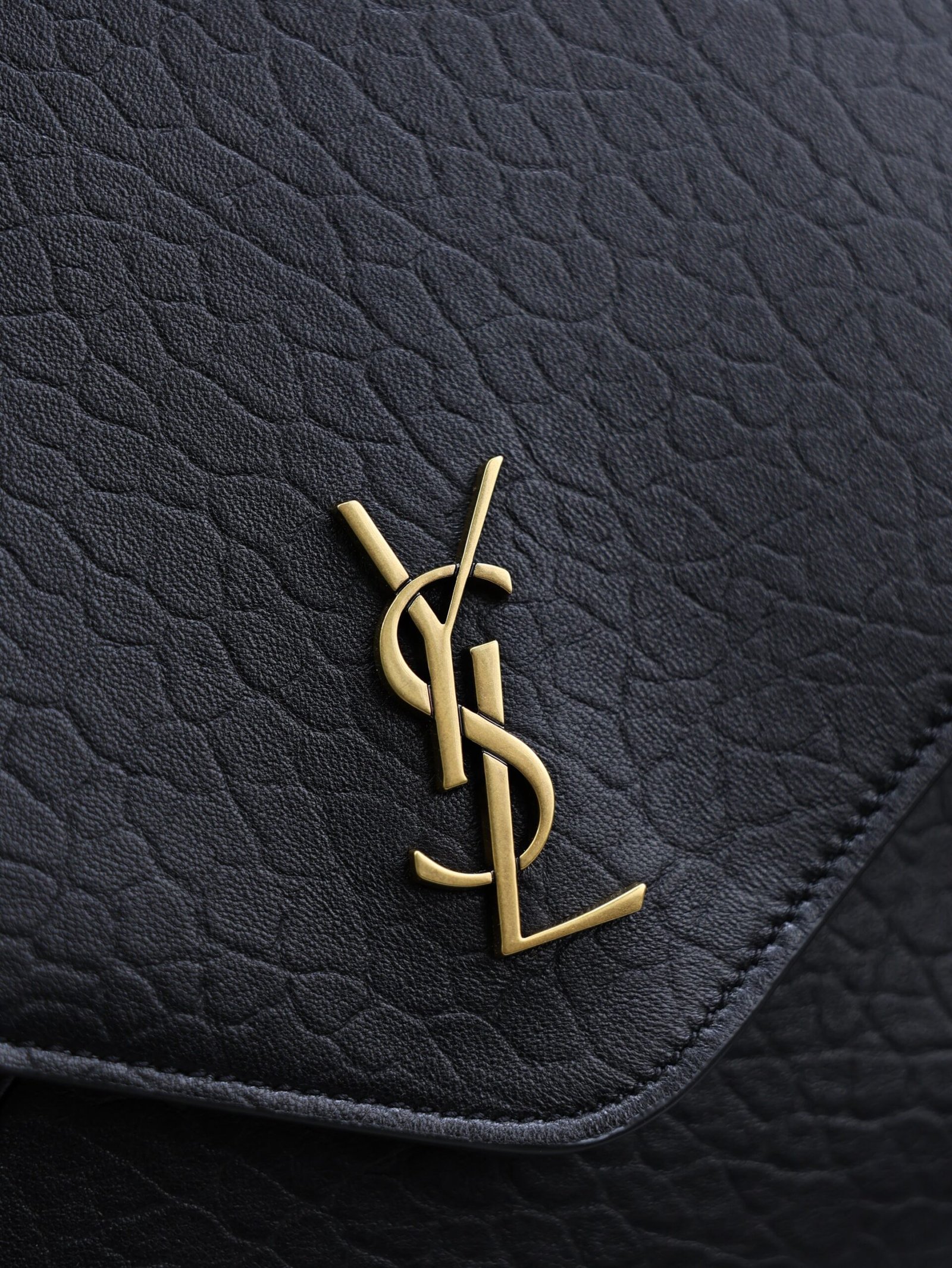 {Style No: 9ICOS8PC} YSL 25S CASSANDRE ENVELOPE MESSENGER 35 IN BLACK LAMBSKIN GOLD HARDWRE - Image 3