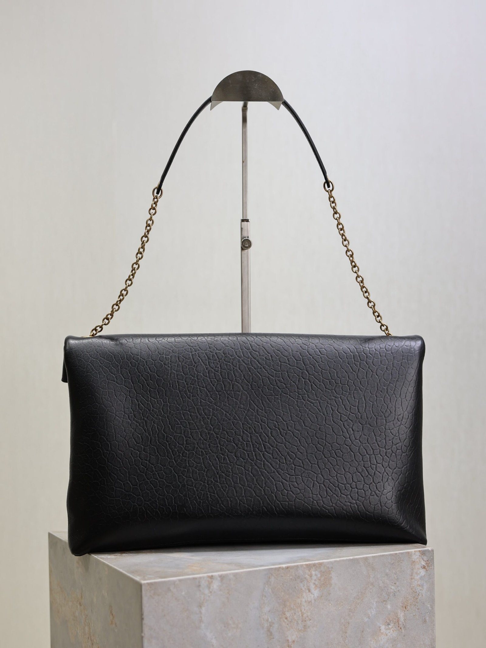 {Style No: 9ICOS8PC} YSL 25S CASSANDRE ENVELOPE MESSENGER 35 IN BLACK LAMBSKIN GOLD HARDWRE - Image 2