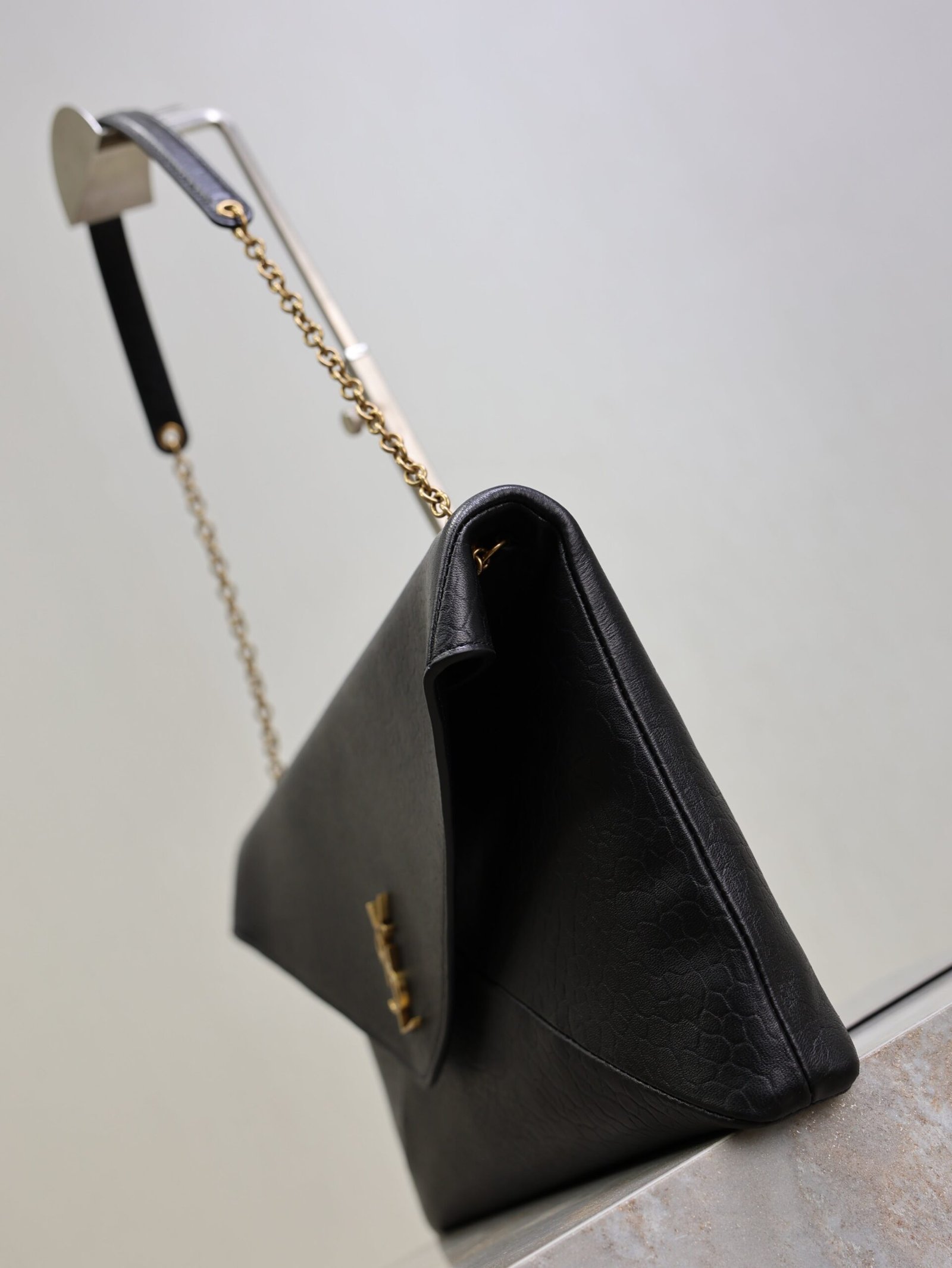 {Style No: 9ICOS8PC} YSL 25S CASSANDRE ENVELOPE MESSENGER 35 IN BLACK LAMBSKIN GOLD HARDWRE - Image 6