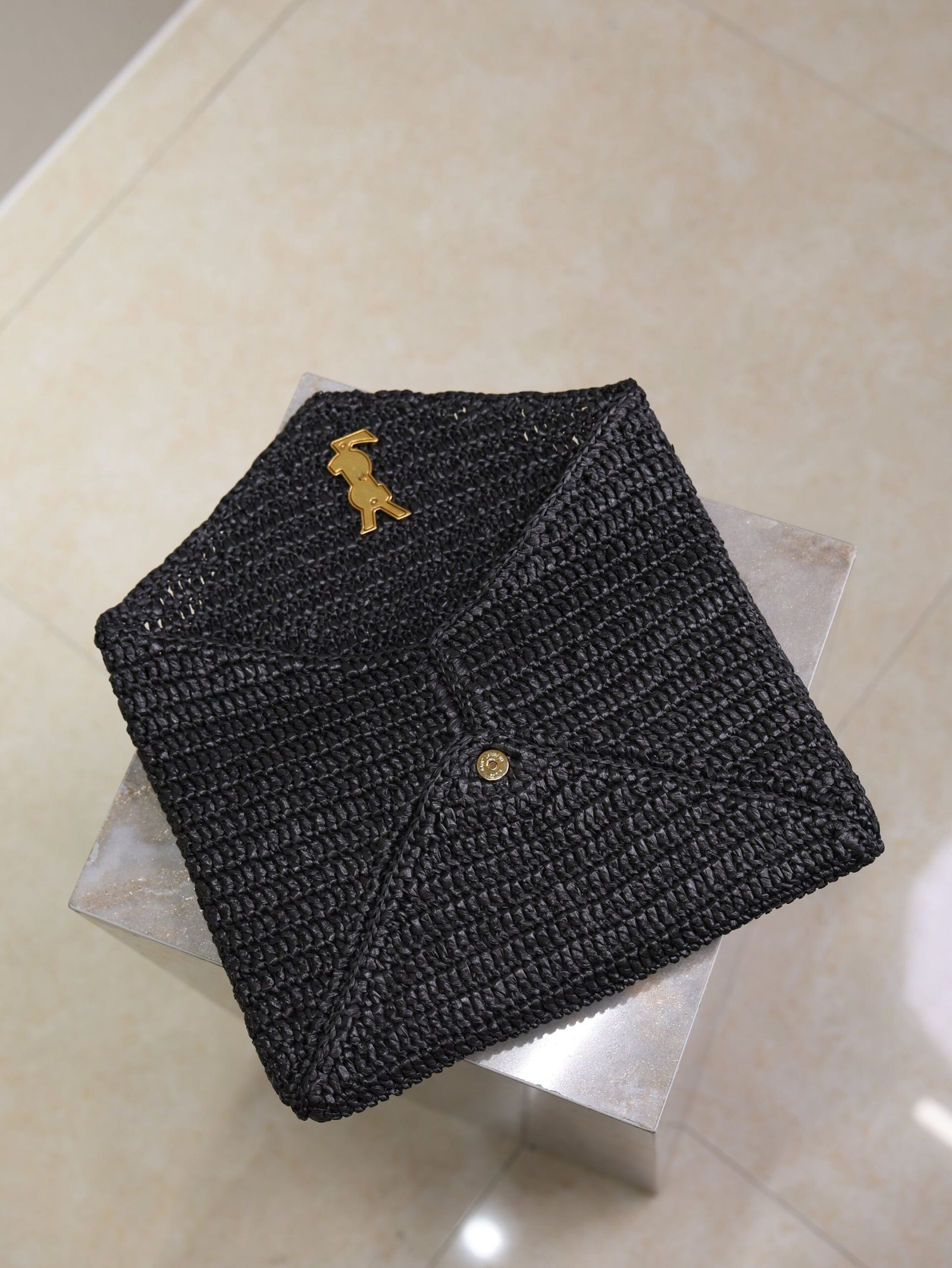 {Style No: FCLTYO53} YSL 25S CASSANDRE LARGE ENVELOPE POUCH 29 IN BLACK RAFFIA GOLD HARDWRE - Image 4