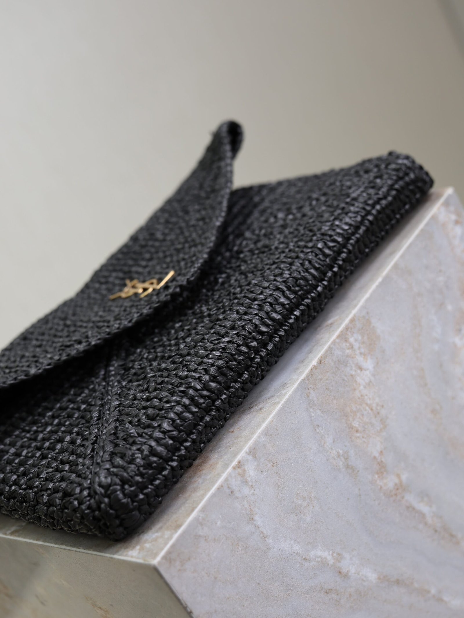{Style No: FCLTYO53} YSL 25S CASSANDRE LARGE ENVELOPE POUCH 29 IN BLACK RAFFIA GOLD HARDWRE - Image 9