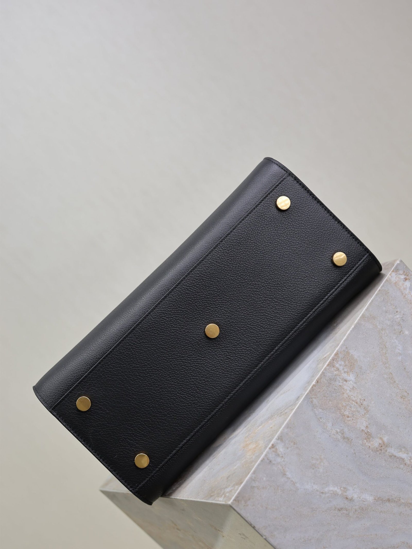 {Style No: CF17BP8N} YSL 25S SAC DE JOUR GM 32 IN BLACK SUPPLE GRAINED CALFSKIN GOLD HARDWARE - Image 6