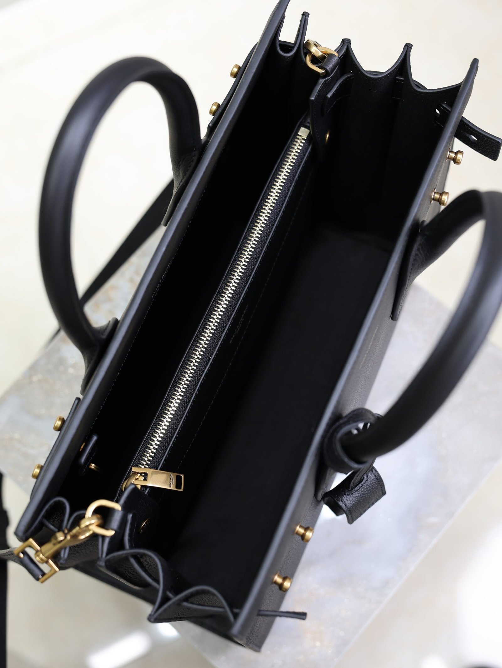 {Style No: CF17BP8N} YSL 25S SAC DE JOUR GM 32 IN BLACK SUPPLE GRAINED CALFSKIN GOLD HARDWARE - Image 5