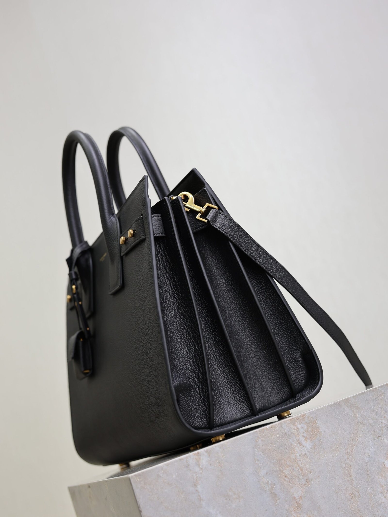{Style No: CF17BP8N} YSL 25S SAC DE JOUR GM 32 IN BLACK SUPPLE GRAINED CALFSKIN GOLD HARDWARE - Image 4