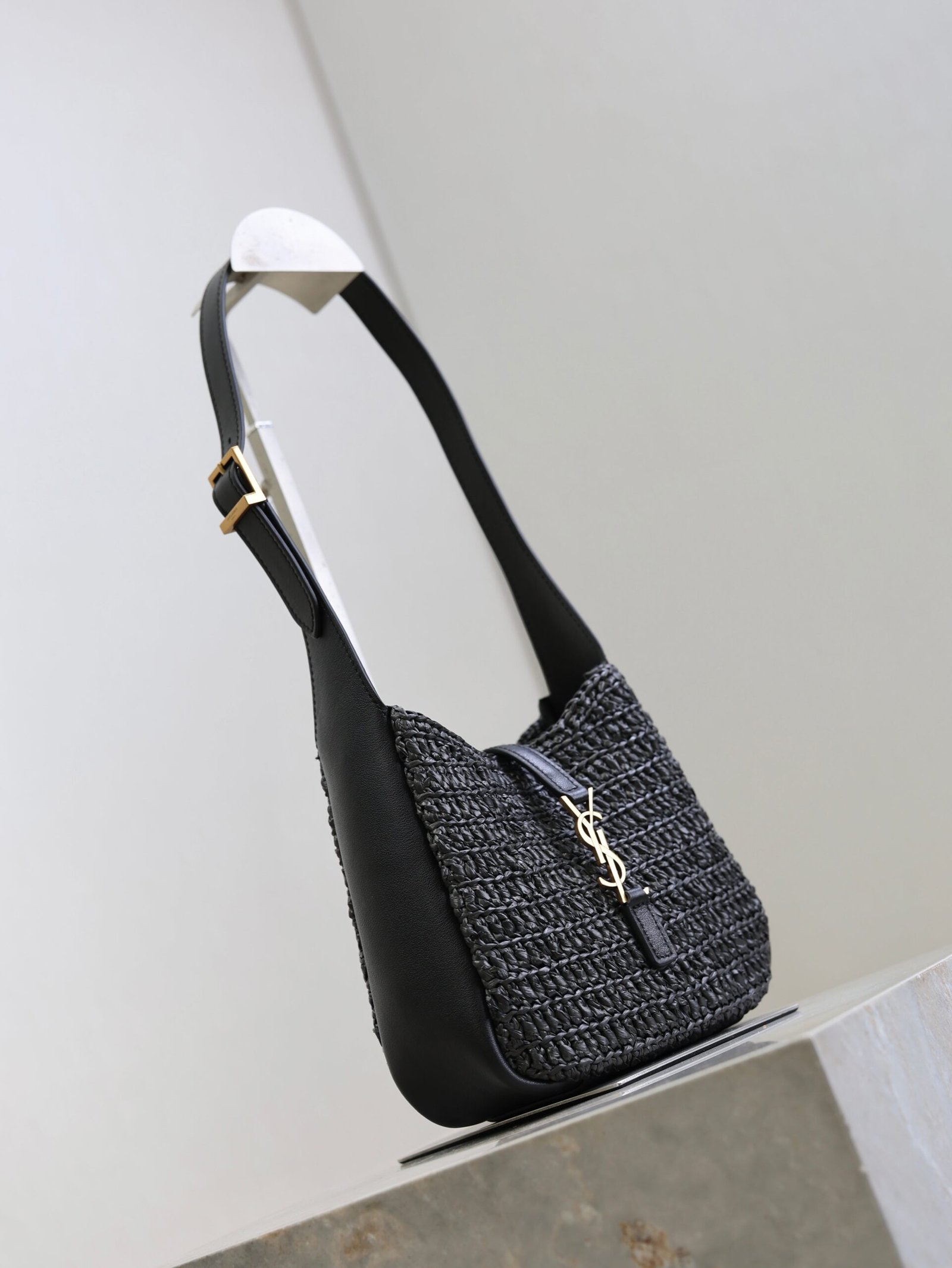 {Style No: O69S2ASI} YSL 25S LE 5 À 7 SUPPLE SMALL 16 IN BLACK RAFFIA AND LEATHER GOLD HARDWRE - Image 5