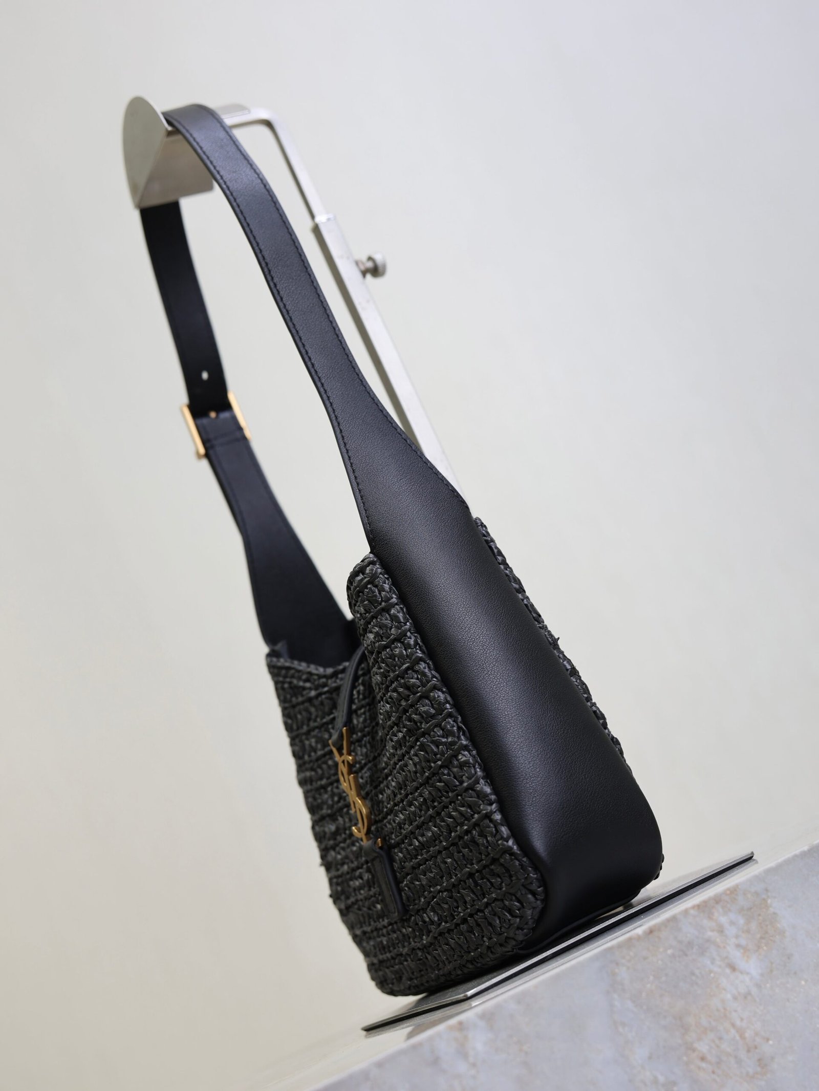 {Style No: O69S2ASI} YSL 25S LE 5 À 7 SUPPLE SMALL 16 IN BLACK RAFFIA AND LEATHER GOLD HARDWRE - Image 8