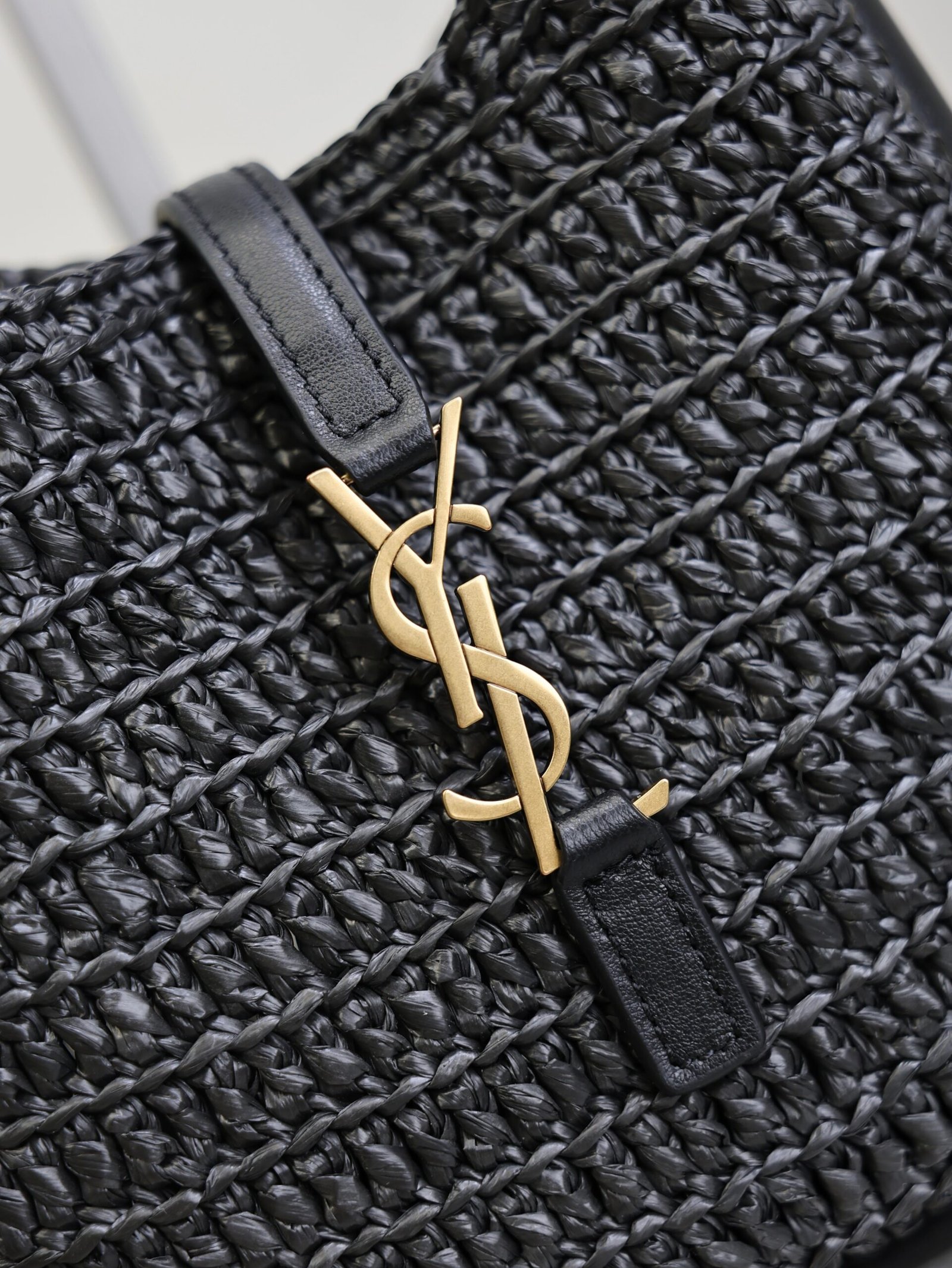 {Style No: O69S2ASI} YSL 25S LE 5 À 7 SUPPLE SMALL 16 IN BLACK RAFFIA AND LEATHER GOLD HARDWRE - Image 3