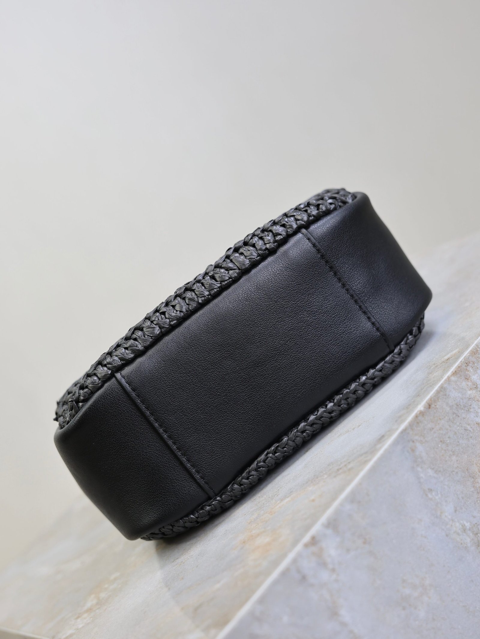 {Style No: O69S2ASI} YSL 25S LE 5 À 7 SUPPLE SMALL 16 IN BLACK RAFFIA AND LEATHER GOLD HARDWRE - Image 9