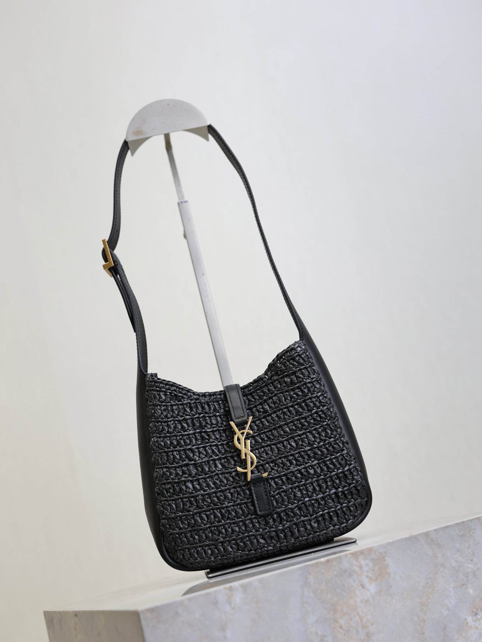 {Style No: O69S2ASI} YSL 25S LE 5 À 7 SUPPLE SMALL 16 IN BLACK RAFFIA AND LEATHER GOLD HARDWRE - Image 7