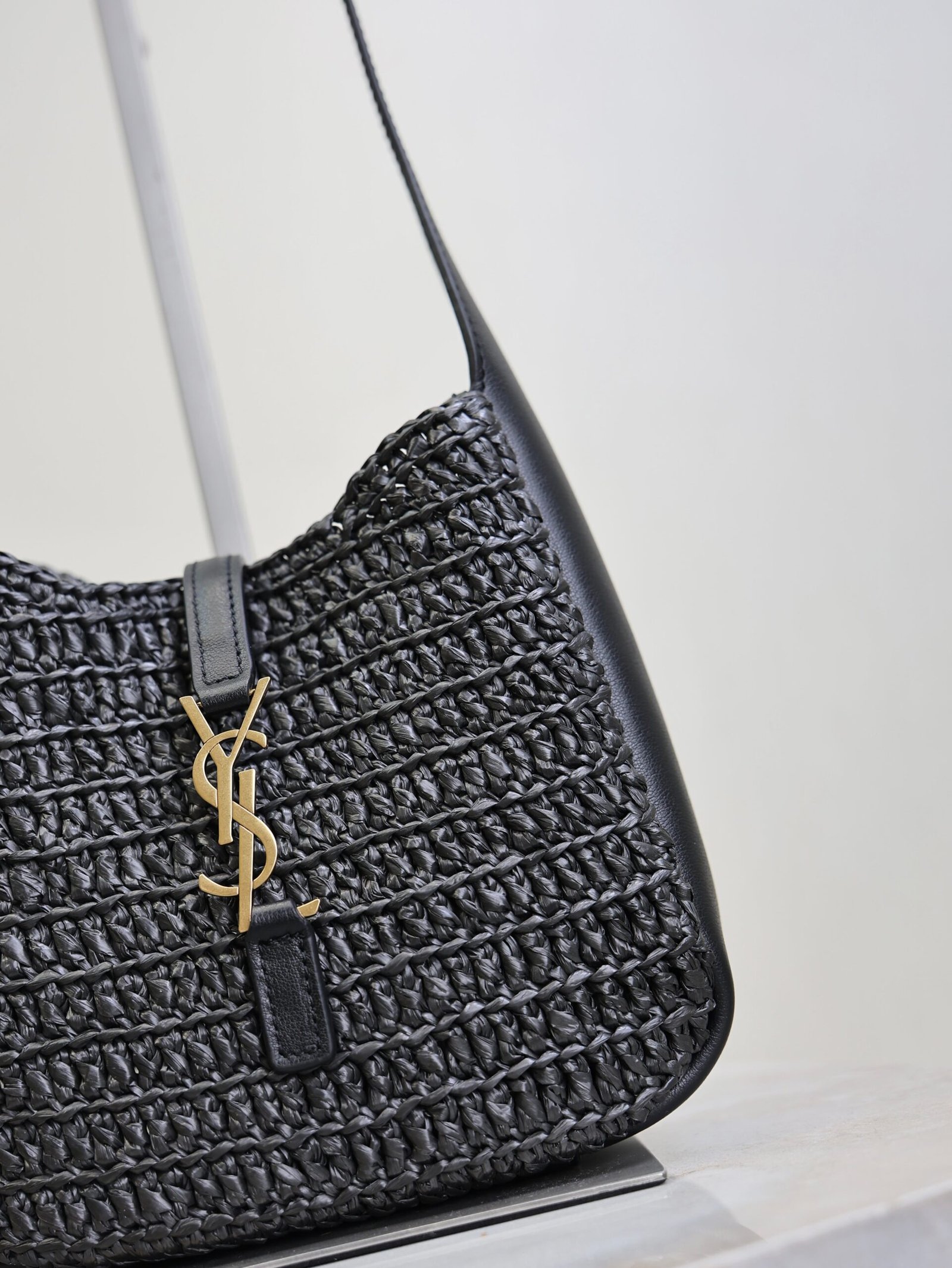 {Style No: O69S2ASI} YSL 25S LE 5 À 7 SUPPLE SMALL 16 IN BLACK RAFFIA AND LEATHER GOLD HARDWRE - Image 4