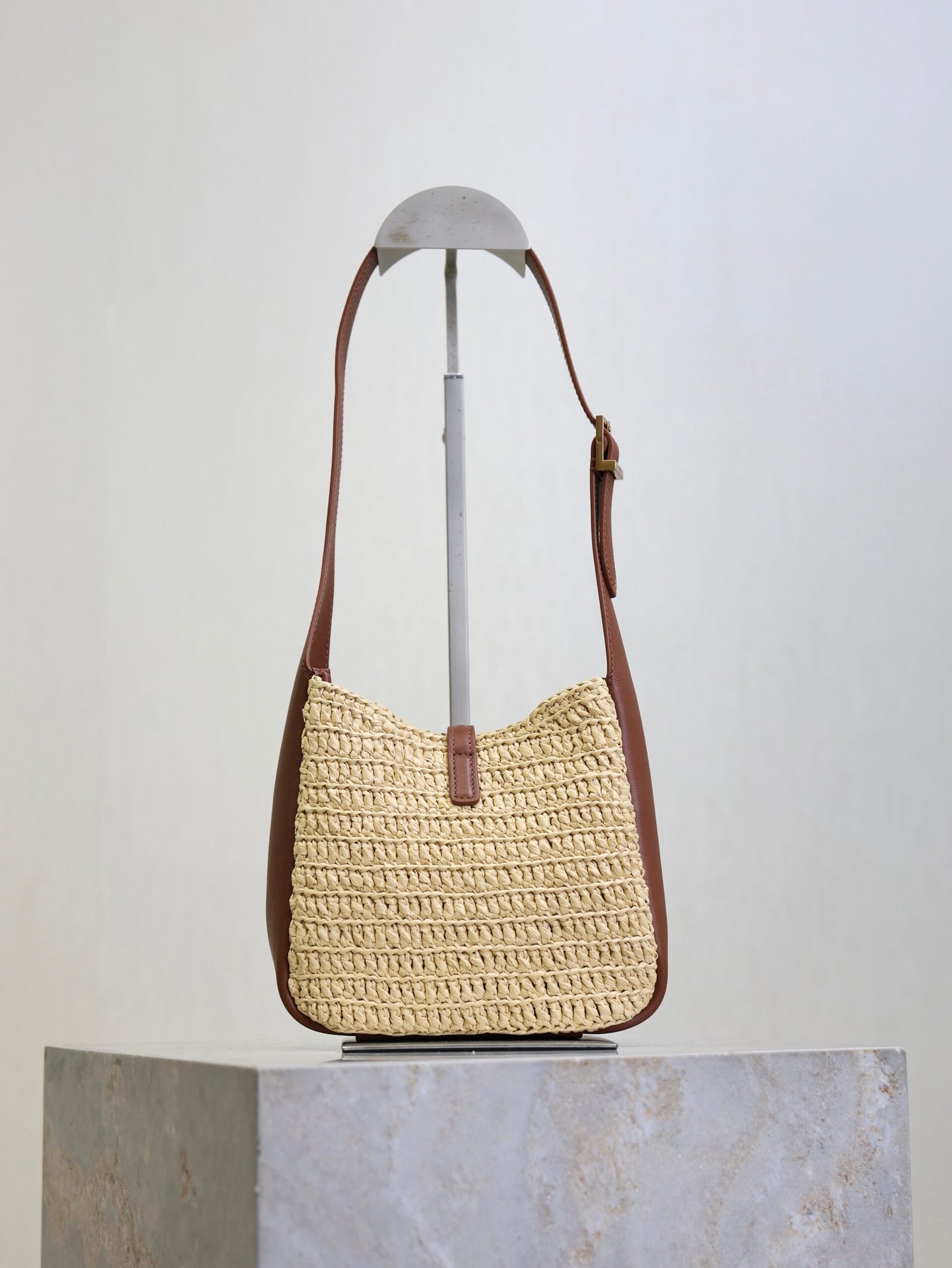 {Style No: 22PUCMIB} YSL 25S LE 5 À 7 SUPPLE BABY 16 IN RAFFIA AND CALFSKIN GOLD HARDWARE - Image 2