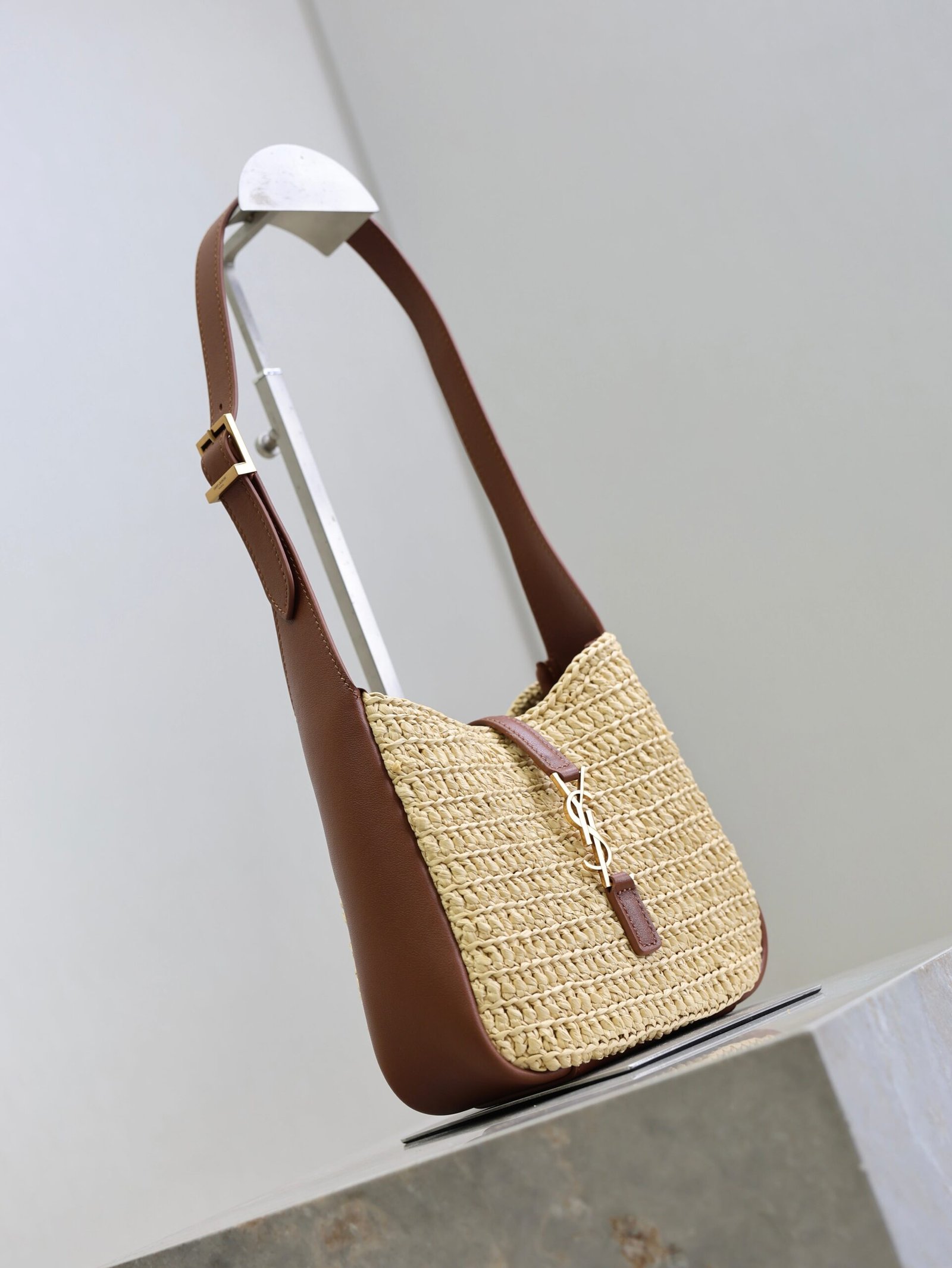 {Style No: 22PUCMIB} YSL 25S LE 5 À 7 SUPPLE BABY 16 IN RAFFIA AND CALFSKIN GOLD HARDWARE - Image 4