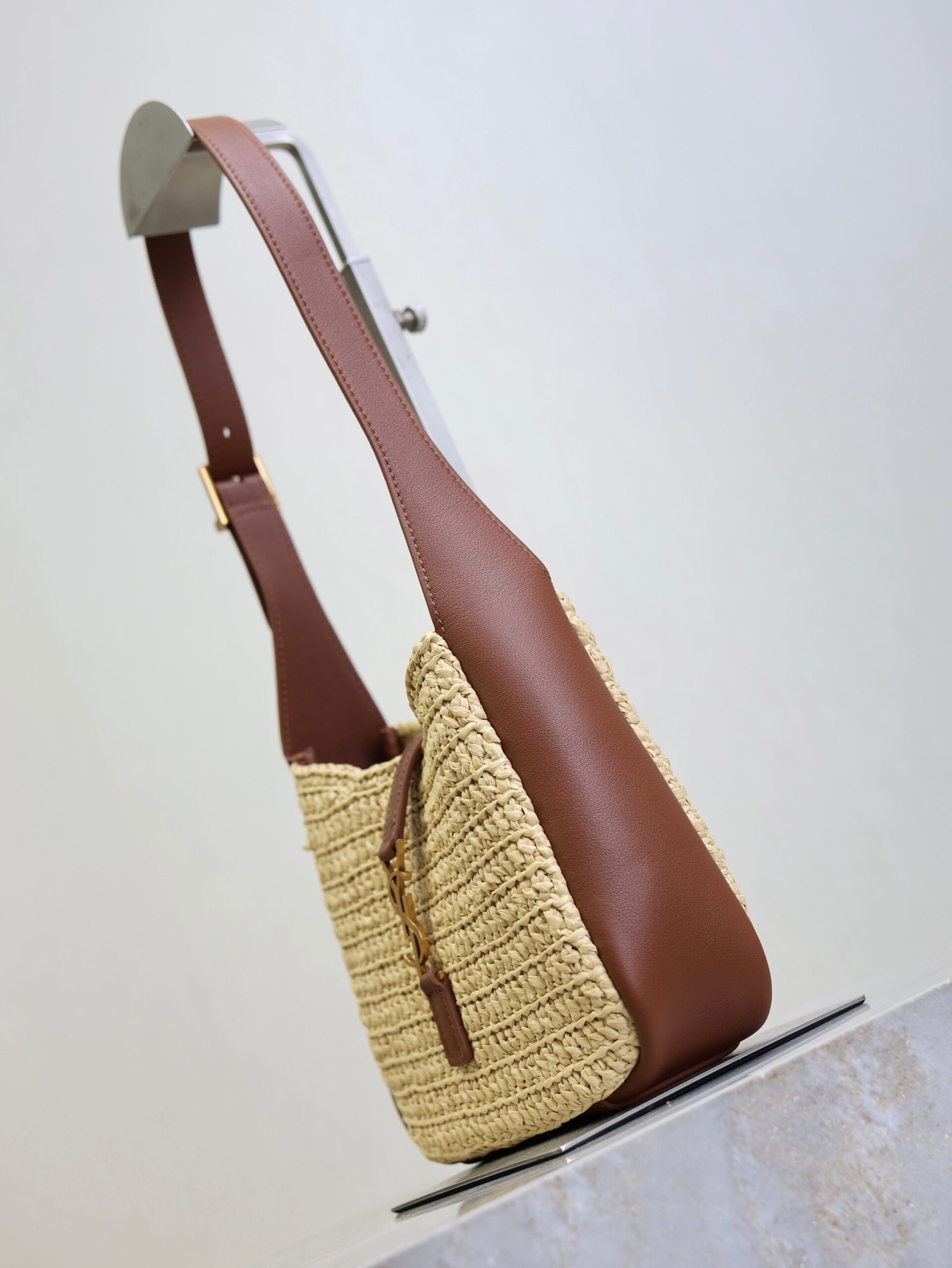 {Style No: 22PUCMIB} YSL 25S LE 5 À 7 SUPPLE BABY 16 IN RAFFIA AND CALFSKIN GOLD HARDWARE - Image 8