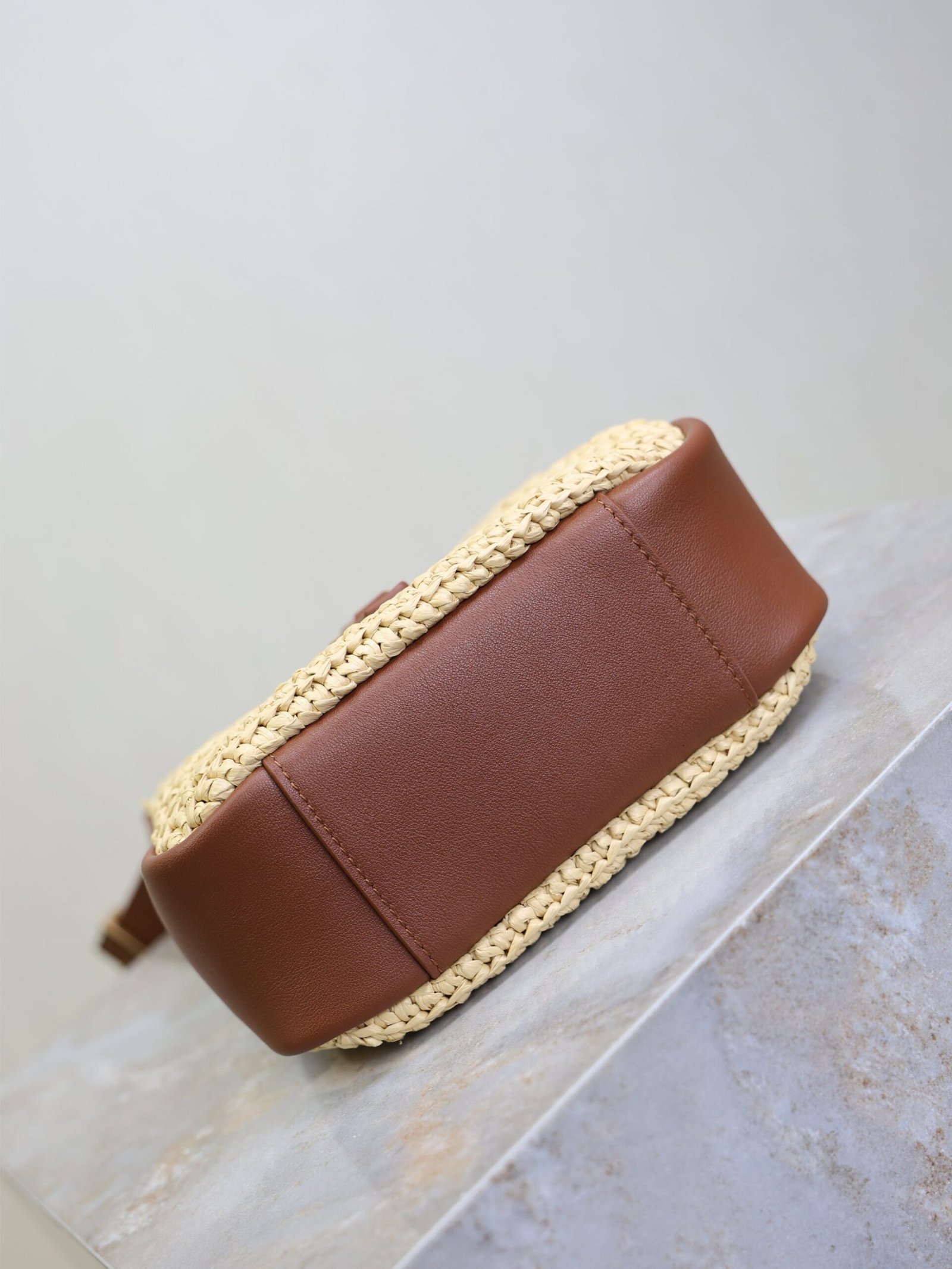 {Style No: 22PUCMIB} YSL 25S LE 5 À 7 SUPPLE BABY 16 IN RAFFIA AND CALFSKIN GOLD HARDWARE - Image 9