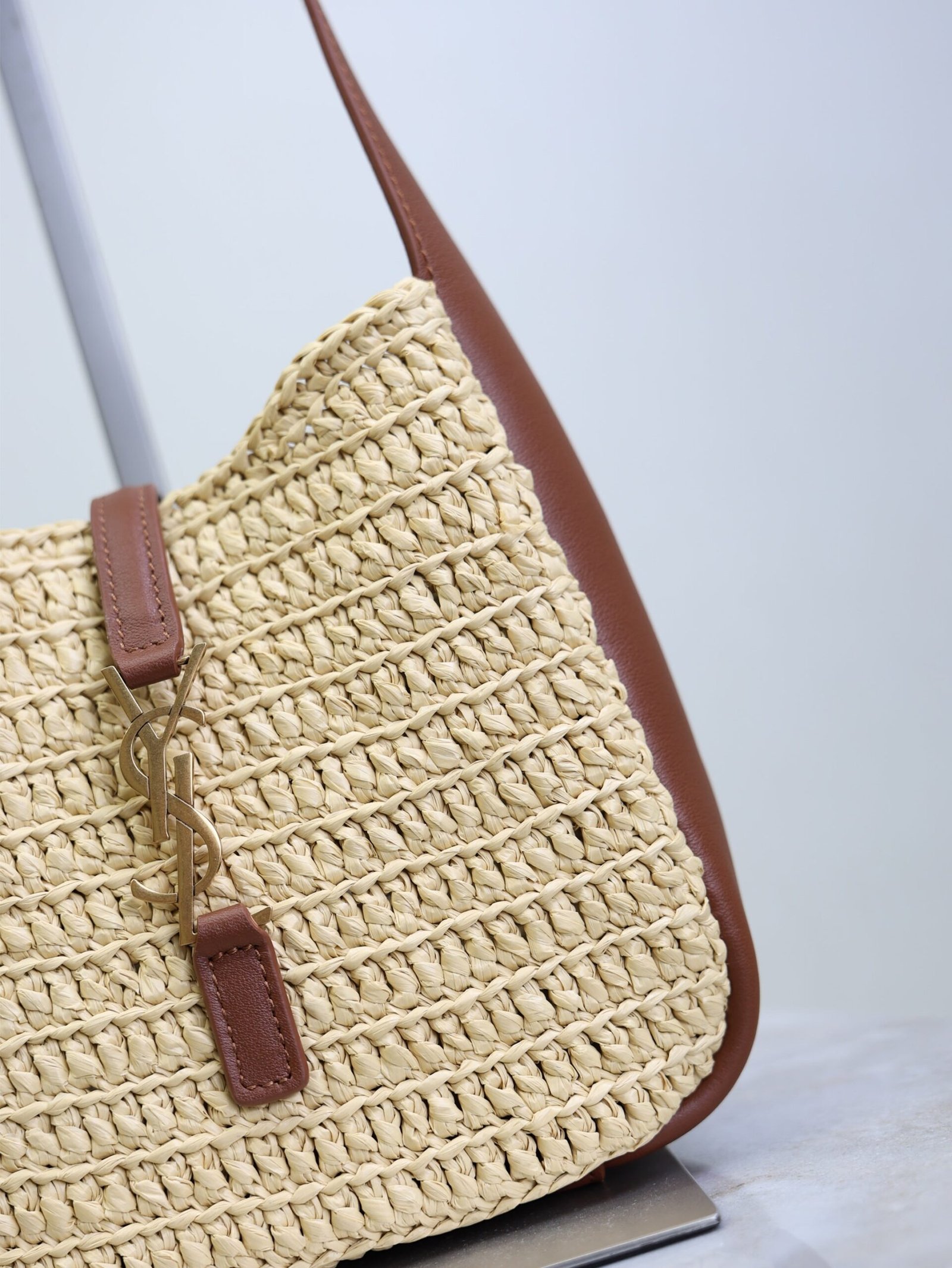{Style No: 22PUCMIB} YSL 25S LE 5 À 7 SUPPLE BABY 16 IN RAFFIA AND CALFSKIN GOLD HARDWARE - Image 6