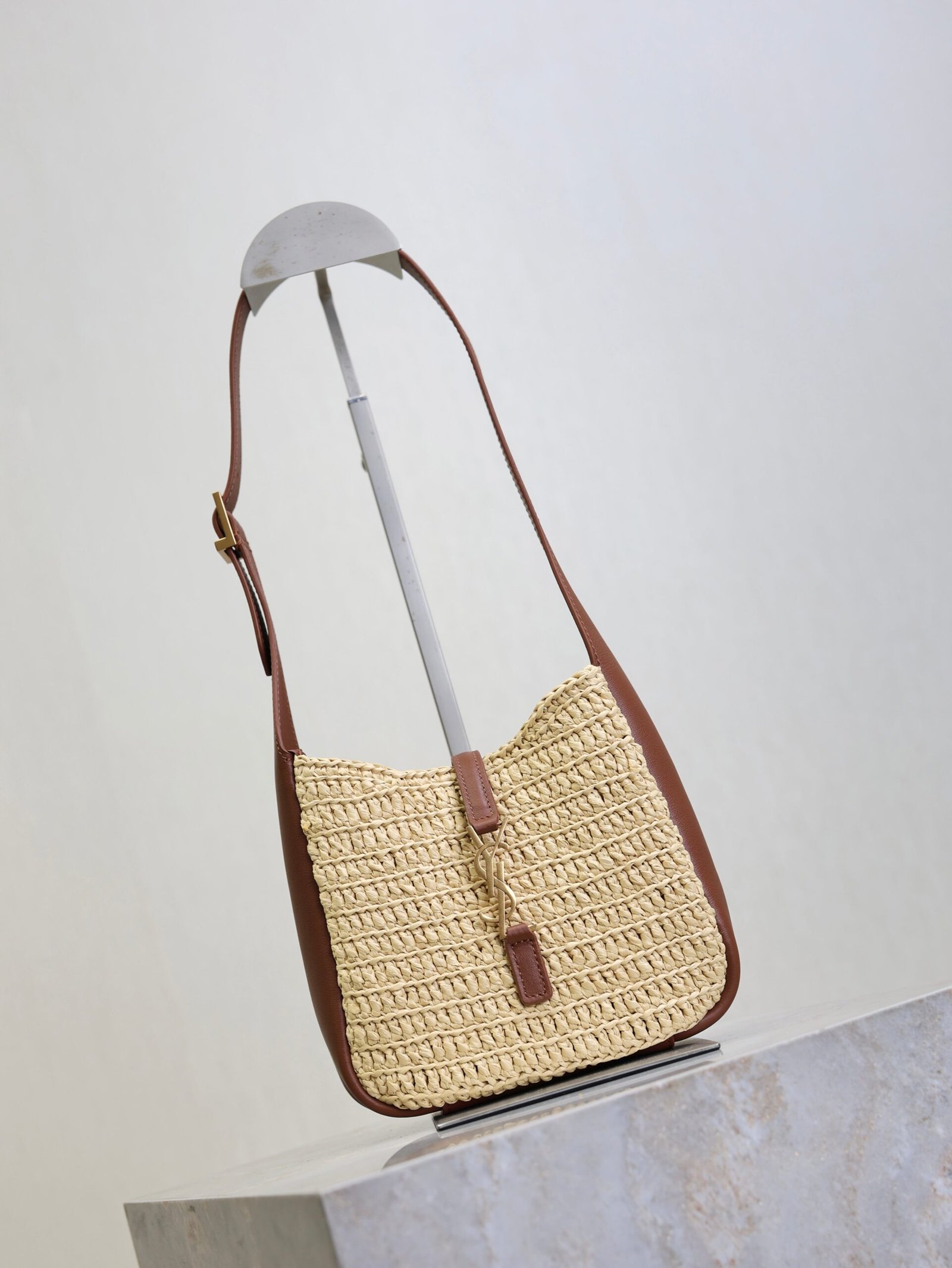 {Style No: 22PUCMIB} YSL 25S LE 5 À 7 SUPPLE BABY 16 IN RAFFIA AND CALFSKIN GOLD HARDWARE - Image 7