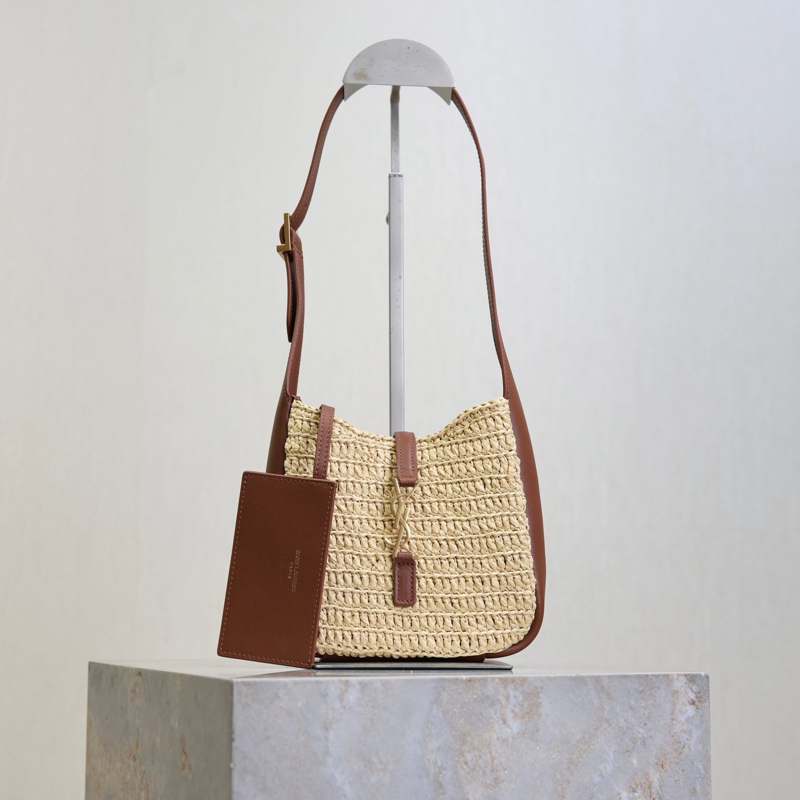 {Style No: 22PUCMIB} YSL 25S LE 5 À 7 SUPPLE BABY 16 IN RAFFIA AND CALFSKIN GOLD HARDWARE