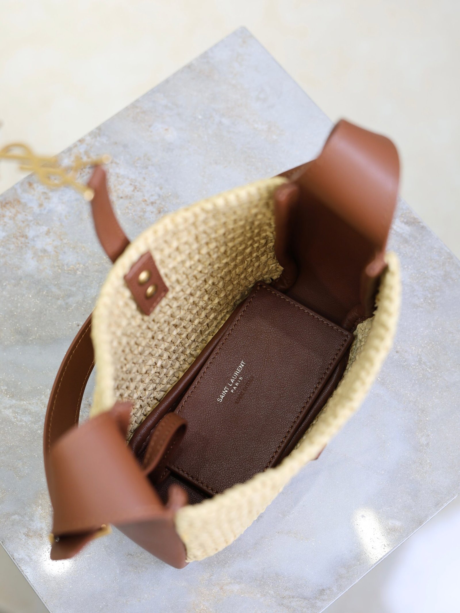 {Style No: 22PUCMIB} YSL 25S LE 5 À 7 SUPPLE BABY 16 IN RAFFIA AND CALFSKIN GOLD HARDWARE - Image 5